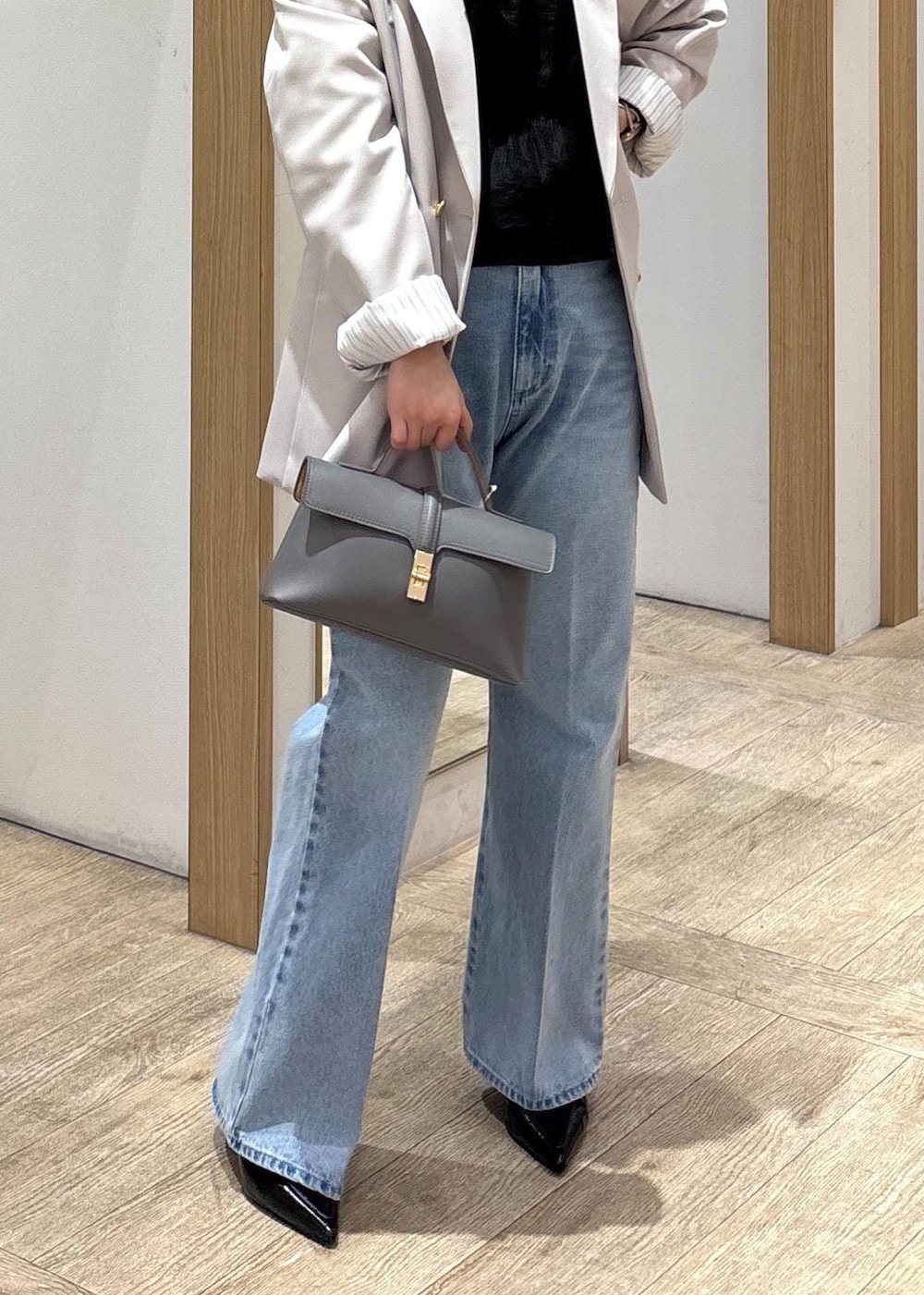 グレー系のショルダーバッグ、ベージュ系のテーラードジャケット、ブルー系のデニムパンツを着用したレディースの春コーディネートの9枚目の写真