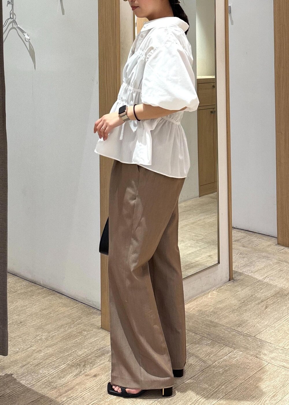 「フレアパンツ、25SS夏の新作、初夏コーデ、夏コーデ、デートコーデ、お出かけコーデ、旅行コーデ、韓国ファッション、大人カジュアル、パンツスタイル、体型カバー、カジュアルコーデ、VIS、ウェーブ、ブルべ夏」｜「VISの【追加】ハンドルリボンワンショルダーバッグ【180℃美人見え】（ハンドバッグ、ブラック系）」を使った、スズさん（レディース・152cm）の春コーディネートの3枚目の写真
