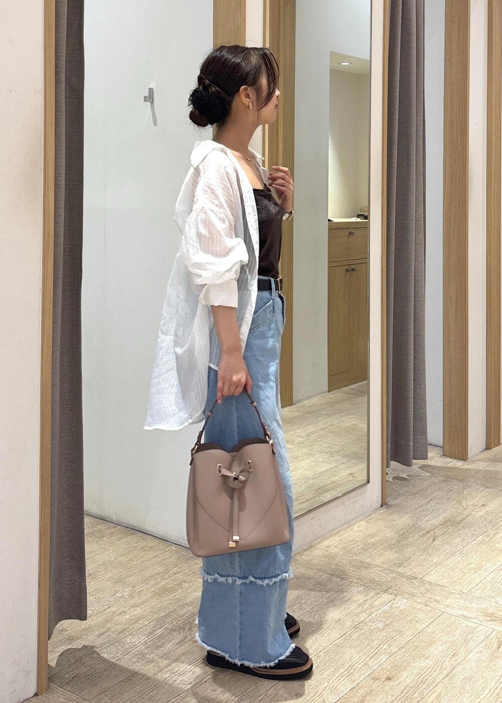 ベージュ系のショルダーバッグ、ブラック系のローファー、ブラウン系のキャミソールを着用したレディースの秋コーディネートの2枚目の写真