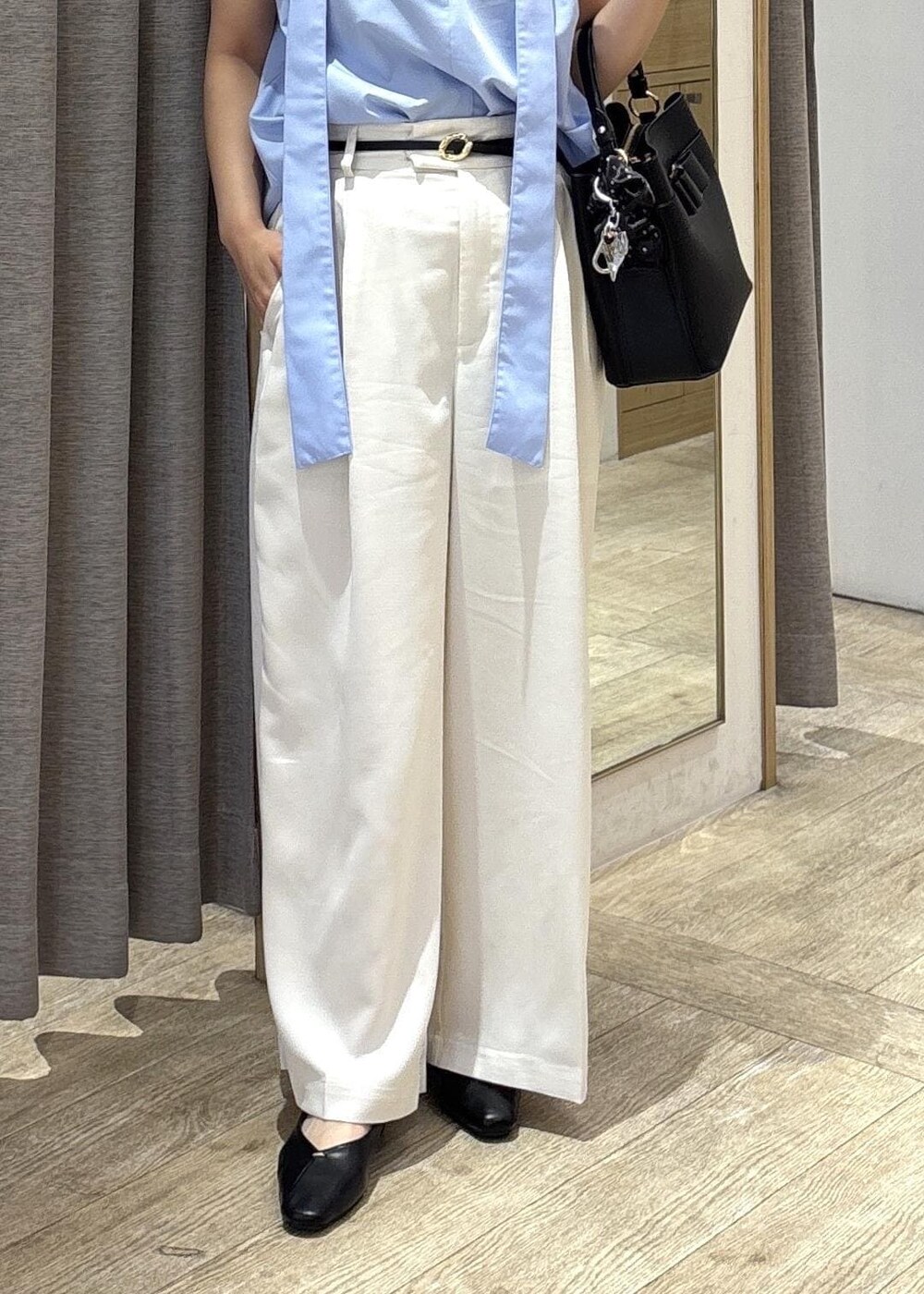ブラック系のパンプス、ホワイト系のその他パンツ、ブラック系のショルダーバッグを着用したレディースの春コーディネートの8枚目の写真