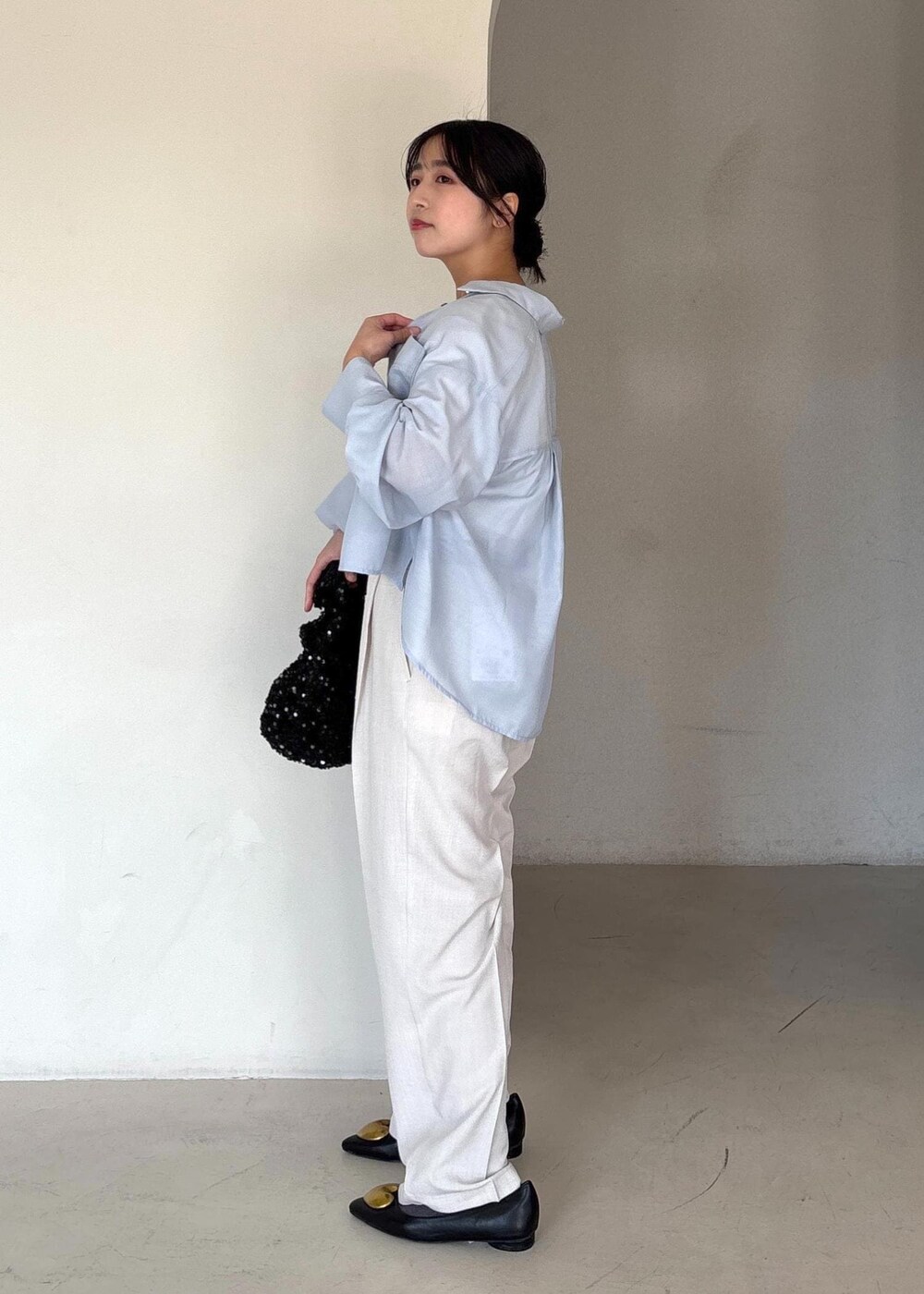 ブラック系のバレエシューズ、ブルー系のシャツ/ブラウス、ホワイト系のTシャツ/カットソーを着用したレディースの春コーディネートの3枚目の写真