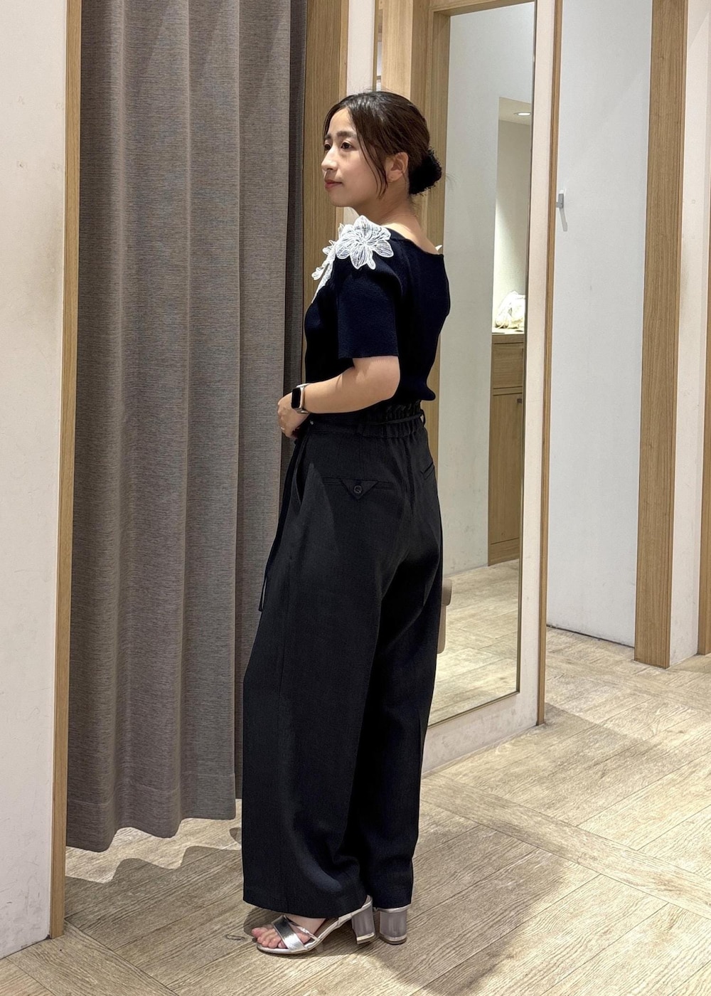 ベージュ系のショルダーバッグ、グレー系のその他パンツ、シルバー系のサンダルを着用したレディースの夏コーディネートの4枚目の写真
