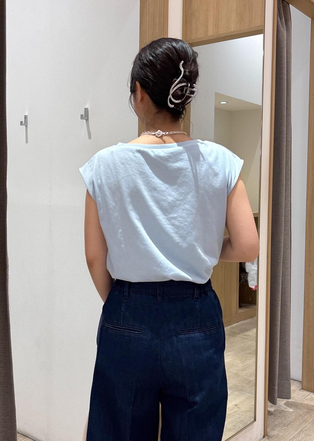 ベージュ系のショルダーバッグ、ブラック系のサンダル、ブルー系のTシャツ/カットソーを着用したレディースの夏コーディネートの8枚目の写真