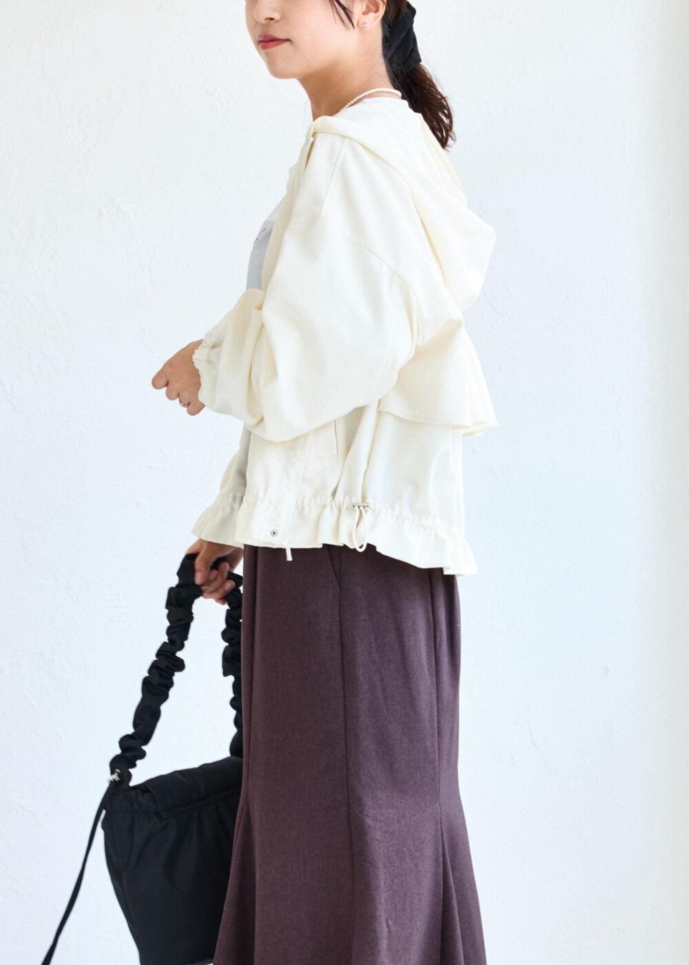 ホワイト系のショルダーバッグ、ブラウン系のスカート、ホワイト系のTシャツ/カットソーを着用したレディースの夏コーディネートの8枚目の写真