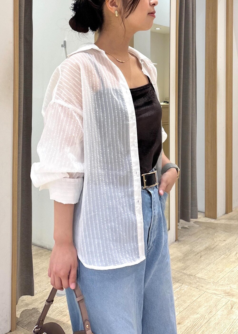 ベージュ系のショルダーバッグ、ブラック系のローファー、ブラウン系のキャミソールを着用したレディースの秋コーディネートの6枚目の写真