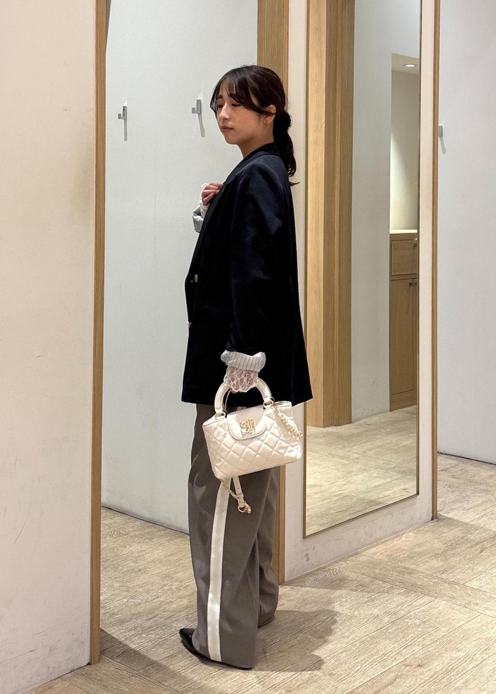 「インナー、ワイドパンツ、25SS春の新作、初春コーデ、春コーデ、お出かけコーデ、旅行コーデ、女子会コーデ、韓国ファッション、大人カジュアル、パンツスタイル、カジュアルコーデ、VIS、ウェーブ、ブルべ夏」｜「VISのへリンボーンストレートラインパンツ（その他パンツ、グレー系）」を使った、スズさん（レディース・152cm）の冬コーディネートの2枚目の写真
