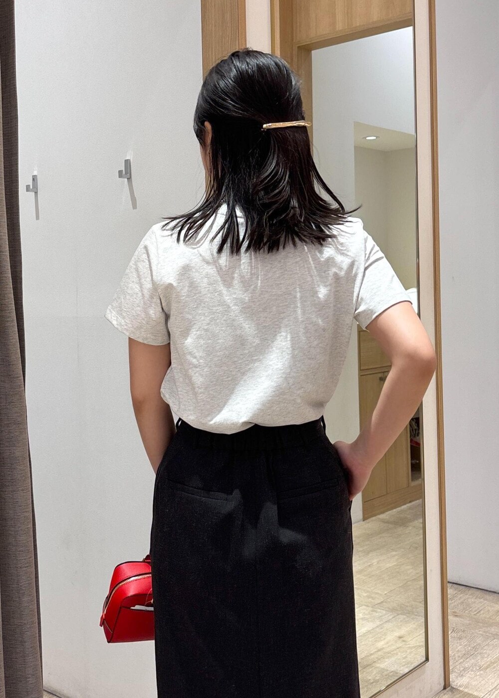 レッド系のサンダル、レッド系のショルダーバッグ、グレー系のスカートを着用したレディースの夏コーディネートの8枚目の写真