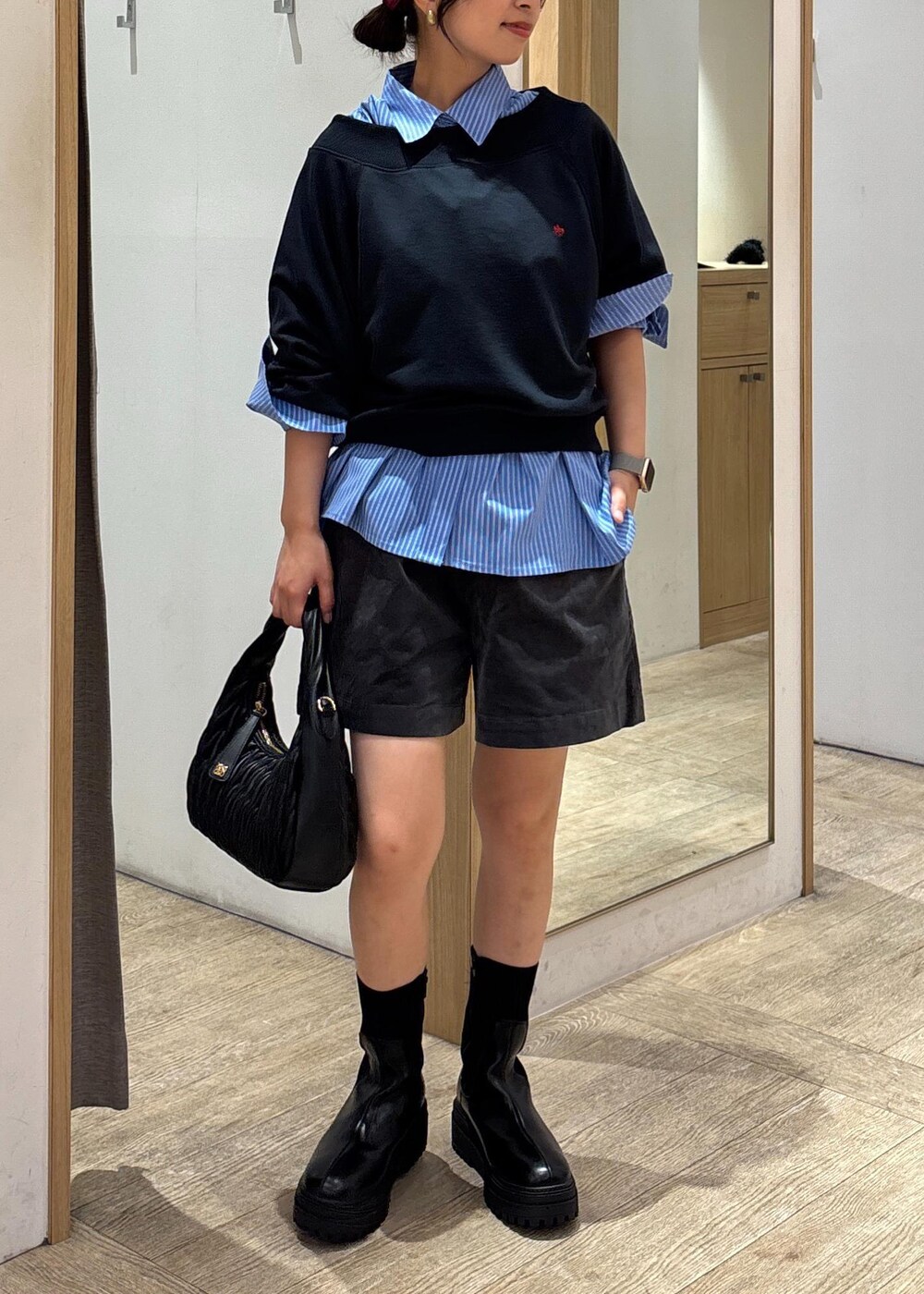 ブラック系のブーツ、ブルー系のシャツ/ブラウス、ブルー系のスウェットを着用したレディースの秋コーディネートの9枚目の写真