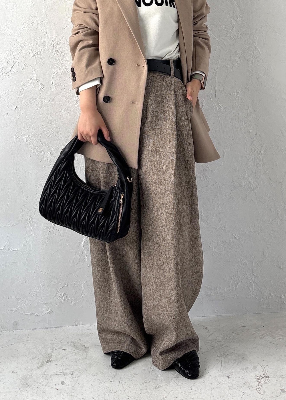 ブラック系のパンプス、ホワイト系のTシャツ/カットソー、ベージュ系のテーラードジャケットを着用したレディースの夏コーディネートの9枚目の写真