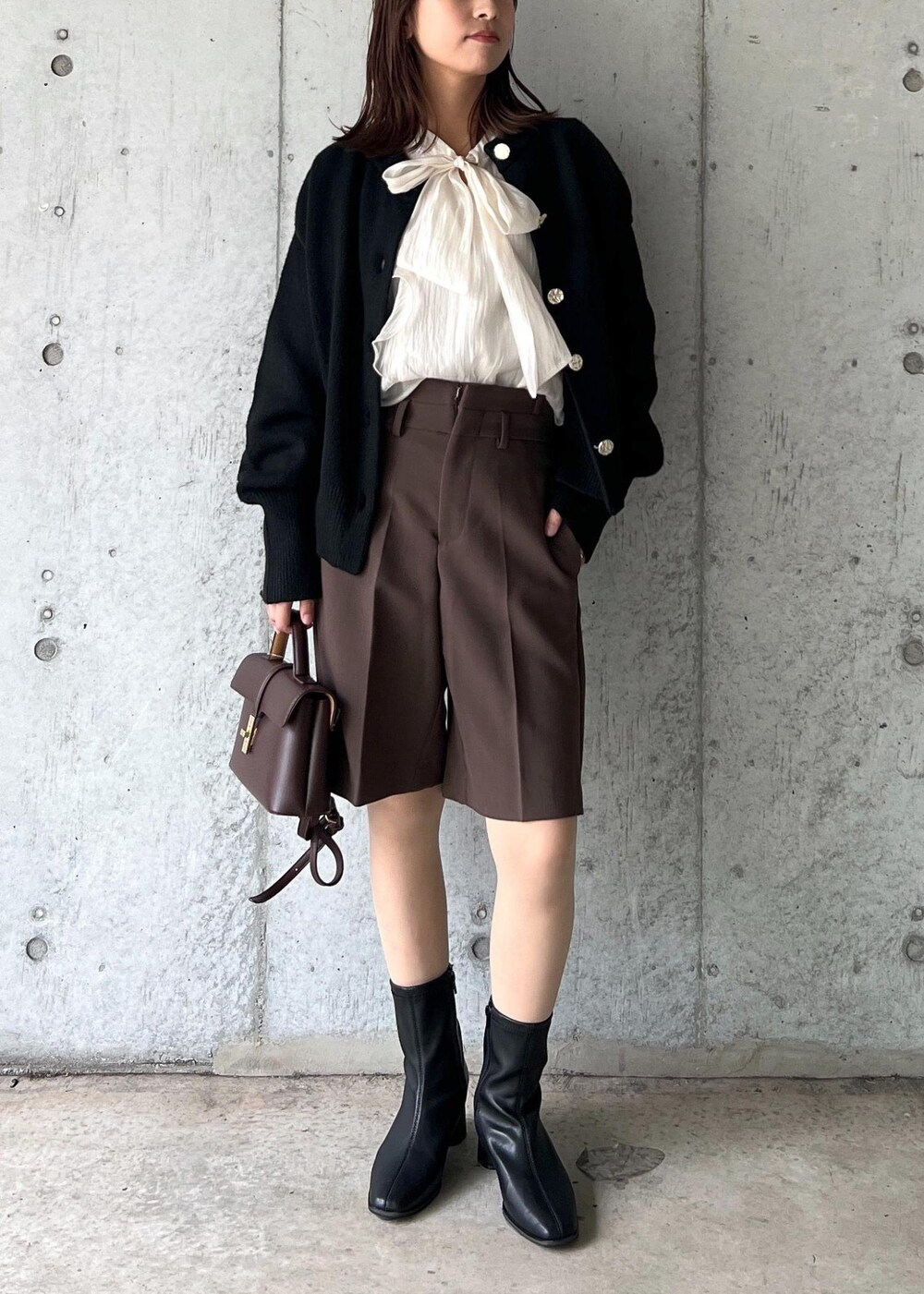 「ハーフパンツ、24AW秋の新作、ウエストマーク、Wblouse_pickup、WM羽織_pickup、Wshoes&bag_pickup、W雑貨_pickup、初秋コーデ、秋コーデ、デートコーデ、お出かけコーデ、旅行コーデ、女子会コーデ、韓国ファッション、大人カジュアル」｜「VISの【2WAY】ひねり金具ワンハンドルミニショルダーバッグ（ショルダーバッグ、ブラウン系）」を使った、スズさん（レディース・152cm）の秋コーディネートの2枚目の写真