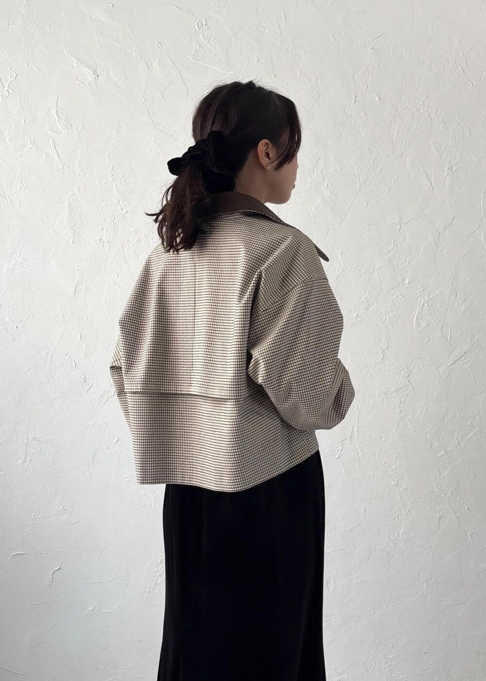 ホワイト系のショルダーバッグ、ホワイト系のTシャツ/カットソー、ホワイト系のパンプスを着用したレディースの夏コーディネートの8枚目の写真