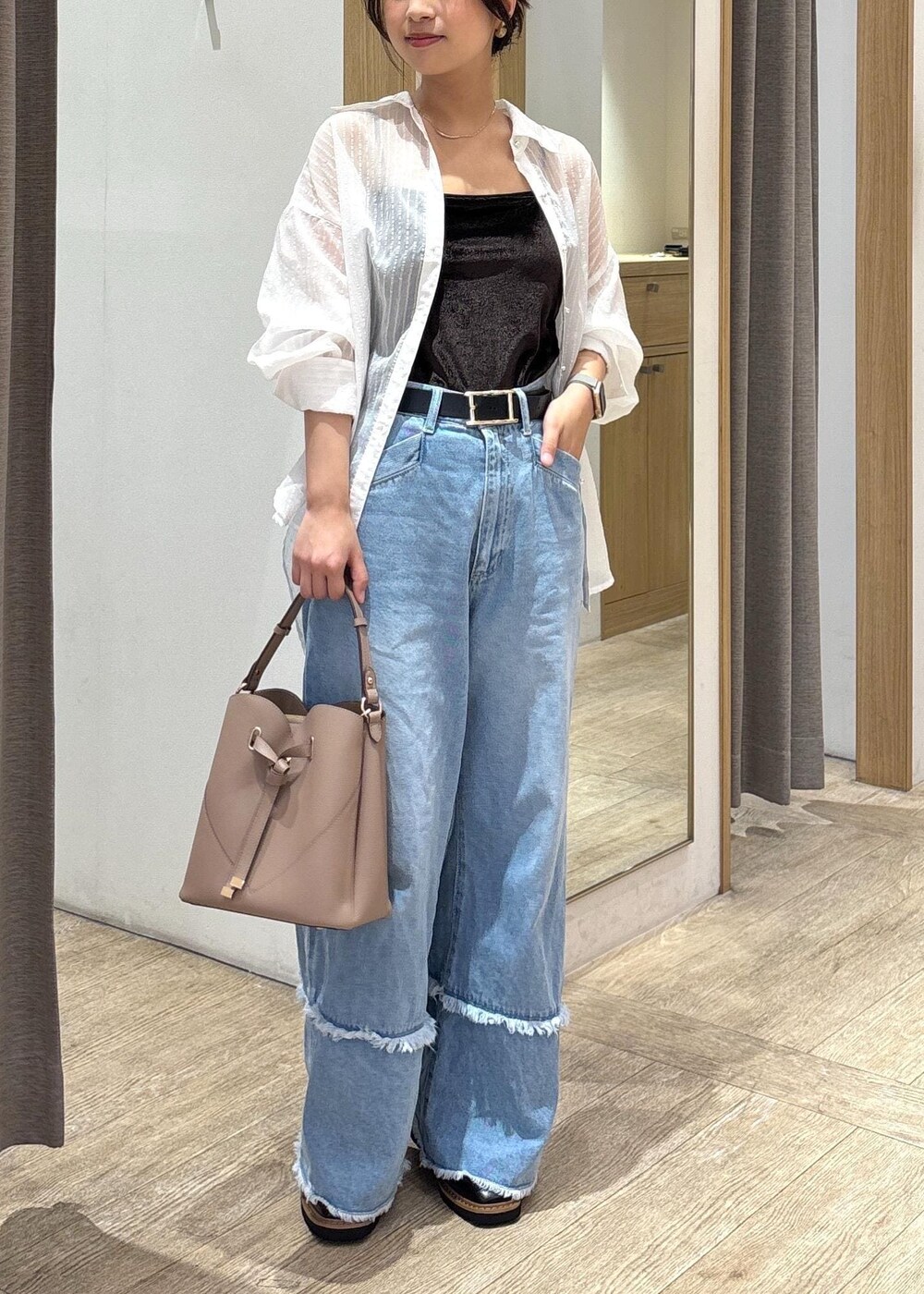 ベージュ系のショルダーバッグ、ブラック系のローファー、ブラウン系のキャミソールを着用したレディースの秋コーディネートの9枚目の写真