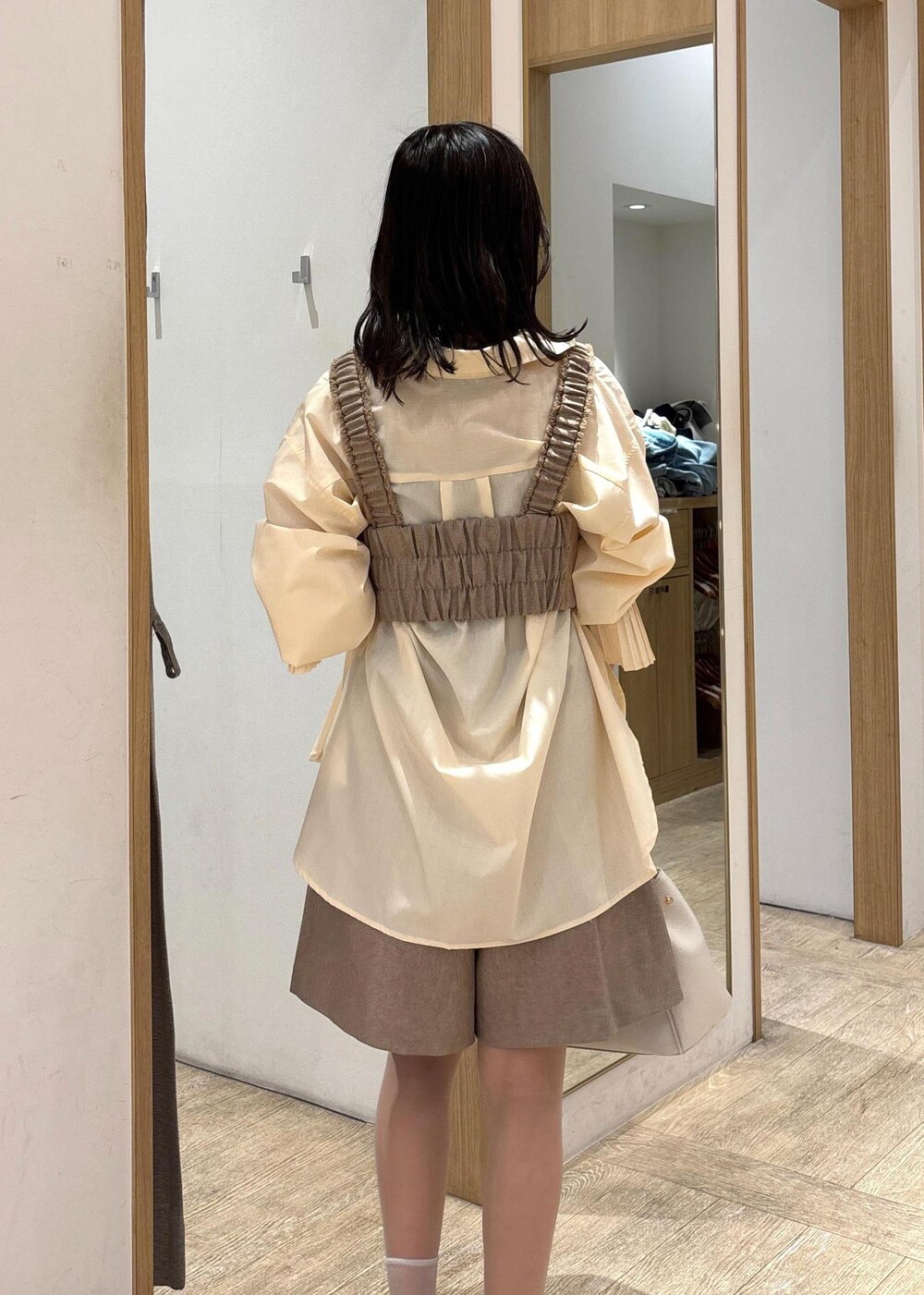 ホワイト系のショルダーバッグ、イエロー系のその他パンツ、イエロー系のベストを着用したレディースの春コーディネートの6枚目の写真