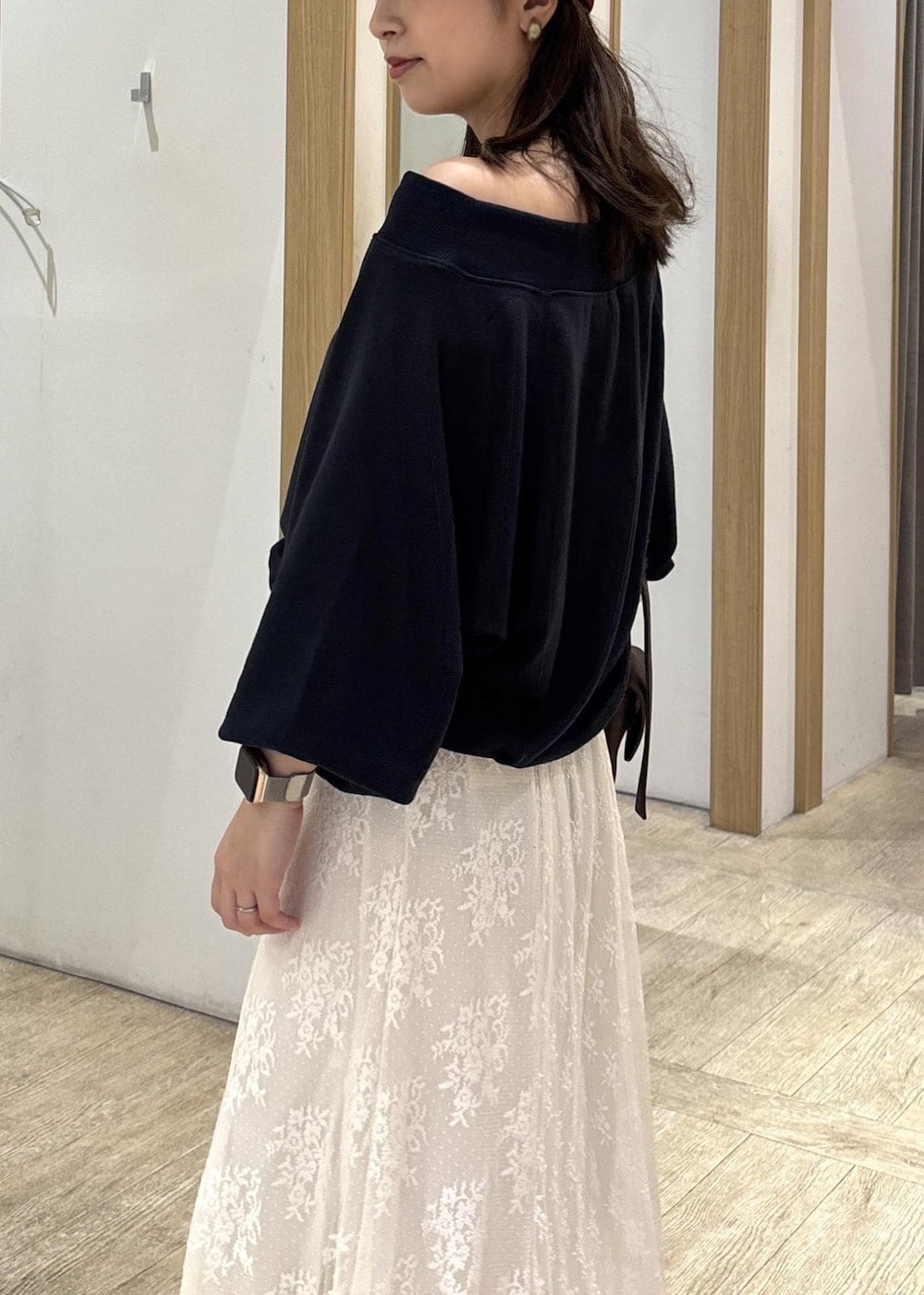 ブラウン系のショルダーバッグ、ベージュ系のローファー、ホワイト系のスカートを着用したレディースの秋コーディネートの7枚目の写真