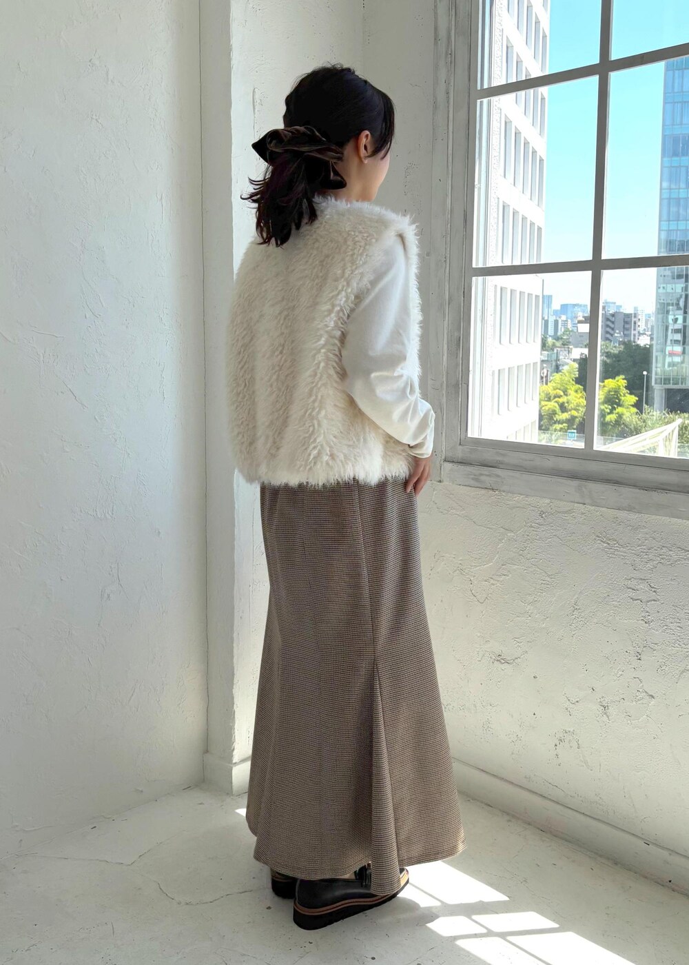 ブラック系のローファー、ベージュ系のスカート、ホワイト系のTシャツ/カットソーを着用したレディースの夏コーディネートの4枚目の写真