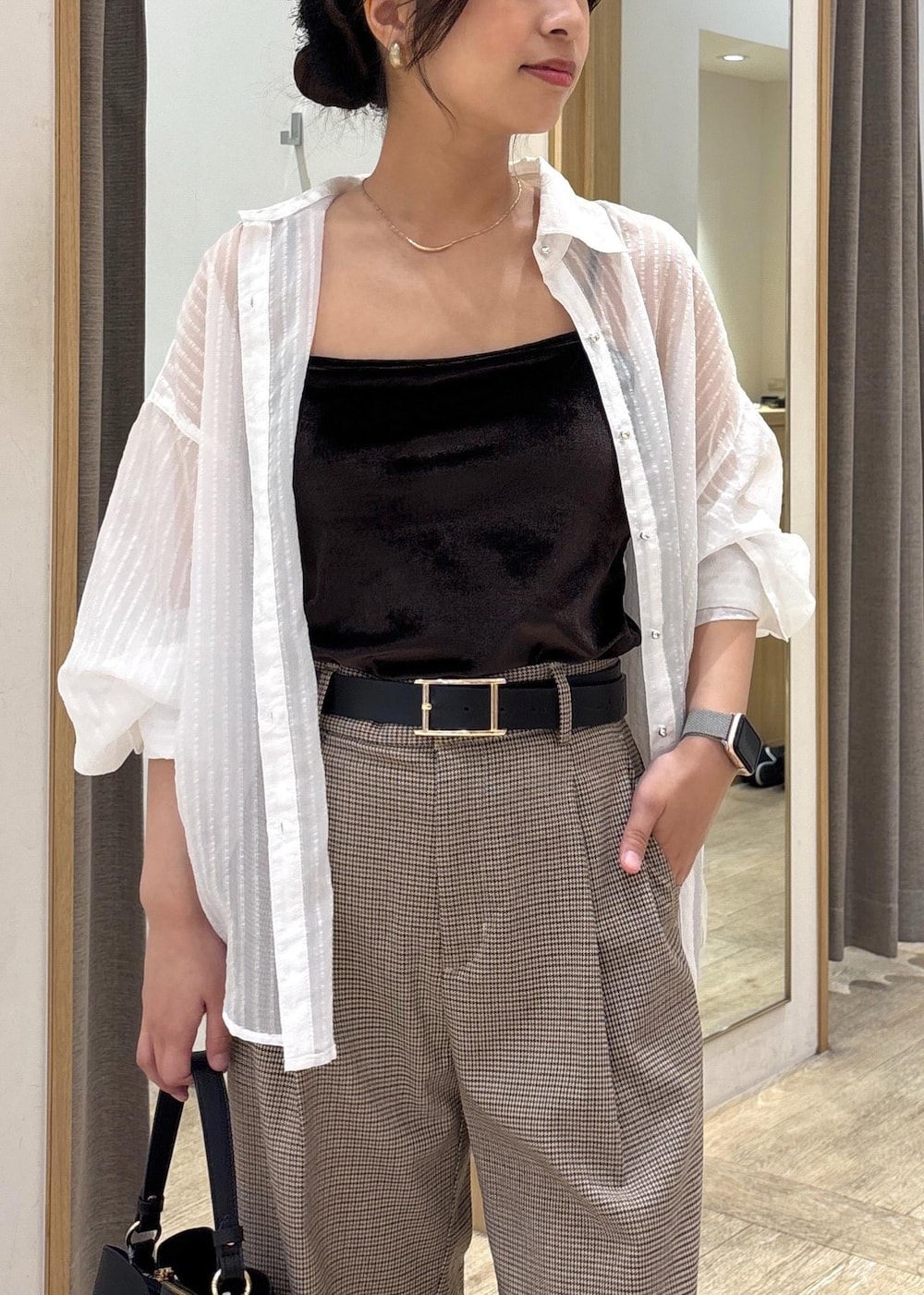 ブラック系のショルダーバッグ、ブラック系のパンプス、ホワイト系のシャツ/ブラウスを着用したレディースの秋コーディネートの4枚目の写真