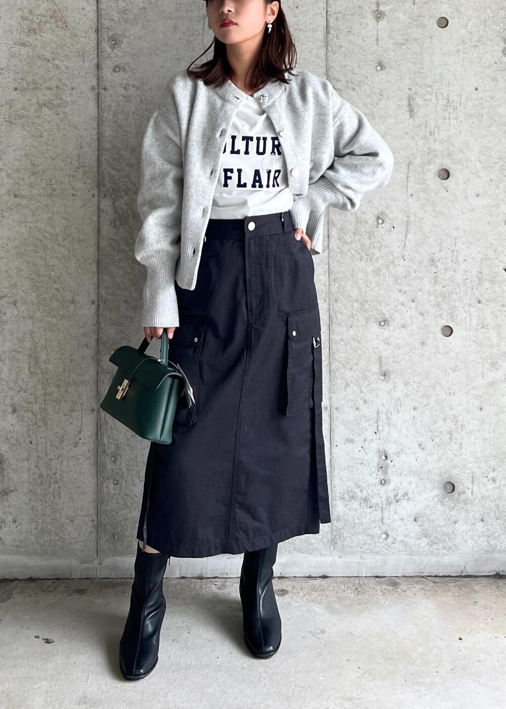 「タイトスカート、カーゴスカート、24AW秋の新作、ウエストマーク、WM羽織_pickup、Wshoes&bag_pickup、W雑貨_pickup、初秋コーデ、秋コーデ、お出かけコーデ、旅行コーデ、女子会コーデ、ストリート、大人カジュアル、スカートスタイル」｜「VISのロゴマーク刺繍キャップ（キャップ、ブラック系）」を使った、スズさん（レディース・152cm）の秋コーディネートの2枚目の写真