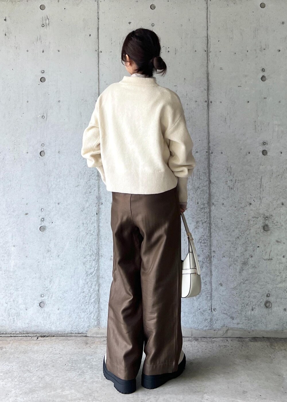 「ワイドパンツ、ウエストマーク、24AW冬の新作、24AW20、Wsweater_pickup、W雑貨_pickup、秋コーデ、初冬コーデ、冬コーデ、お出かけコーデ、旅行コーデ、推し活コーデ、大人カジュアル、パンツスタイル、体型カバー」｜「Juzeのタンクソールサイドニットブーツ（ブーツ、ホワイト系）」を使った、スズさん（レディース・152cm）の冬コーディネートの4枚目の写真