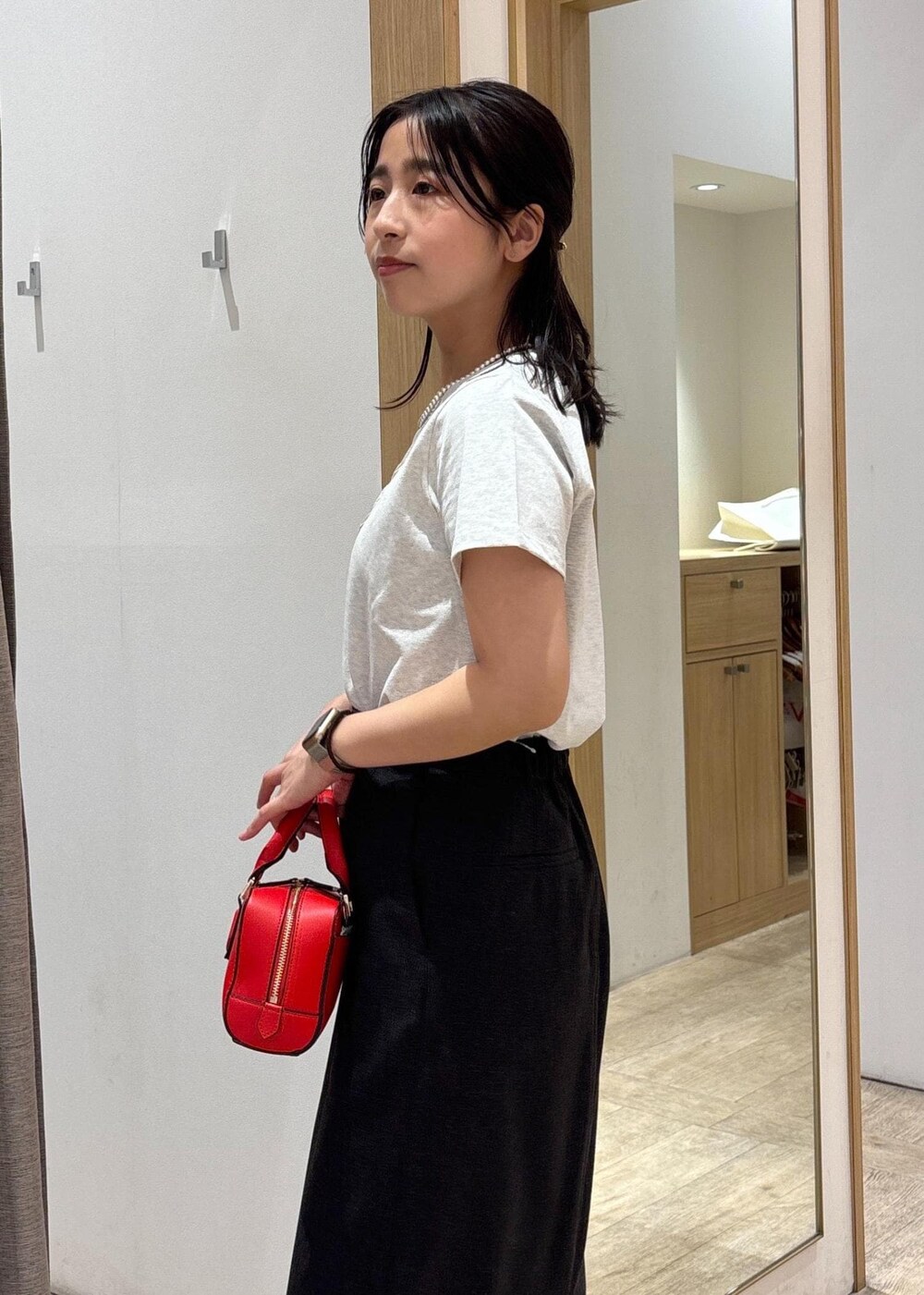 レッド系のサンダル、レッド系のショルダーバッグ、グレー系のスカートを着用したレディースの夏コーディネートの9枚目の写真