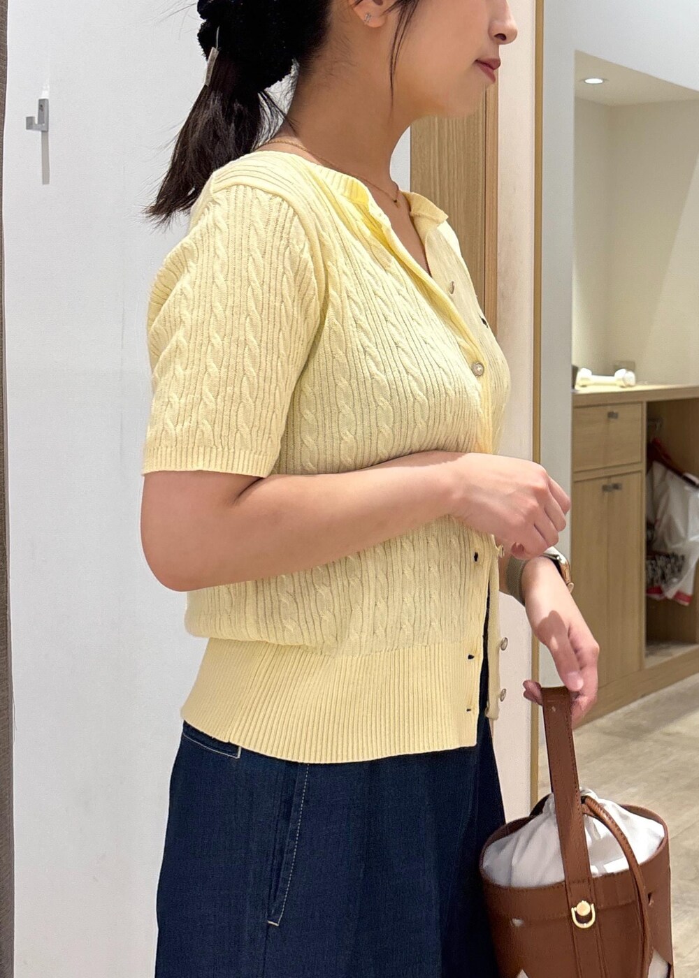 「25SS夏の新作、visbag2025、初夏コーデ、夏コーデ、お出かけコーデ、旅行コーデ、推し活コーデ、大人カジュアル、パンツスタイル、カジュアルコーデ、シンプルコーデ、VIS、ウェーブ、ブルべ夏、乾燥」｜「Juzeのスリングバックビットパンプス（パンプス、ブラウン系）」を使った、スズさん（レディース・152cm）の夏コーディネートの7枚目の写真
