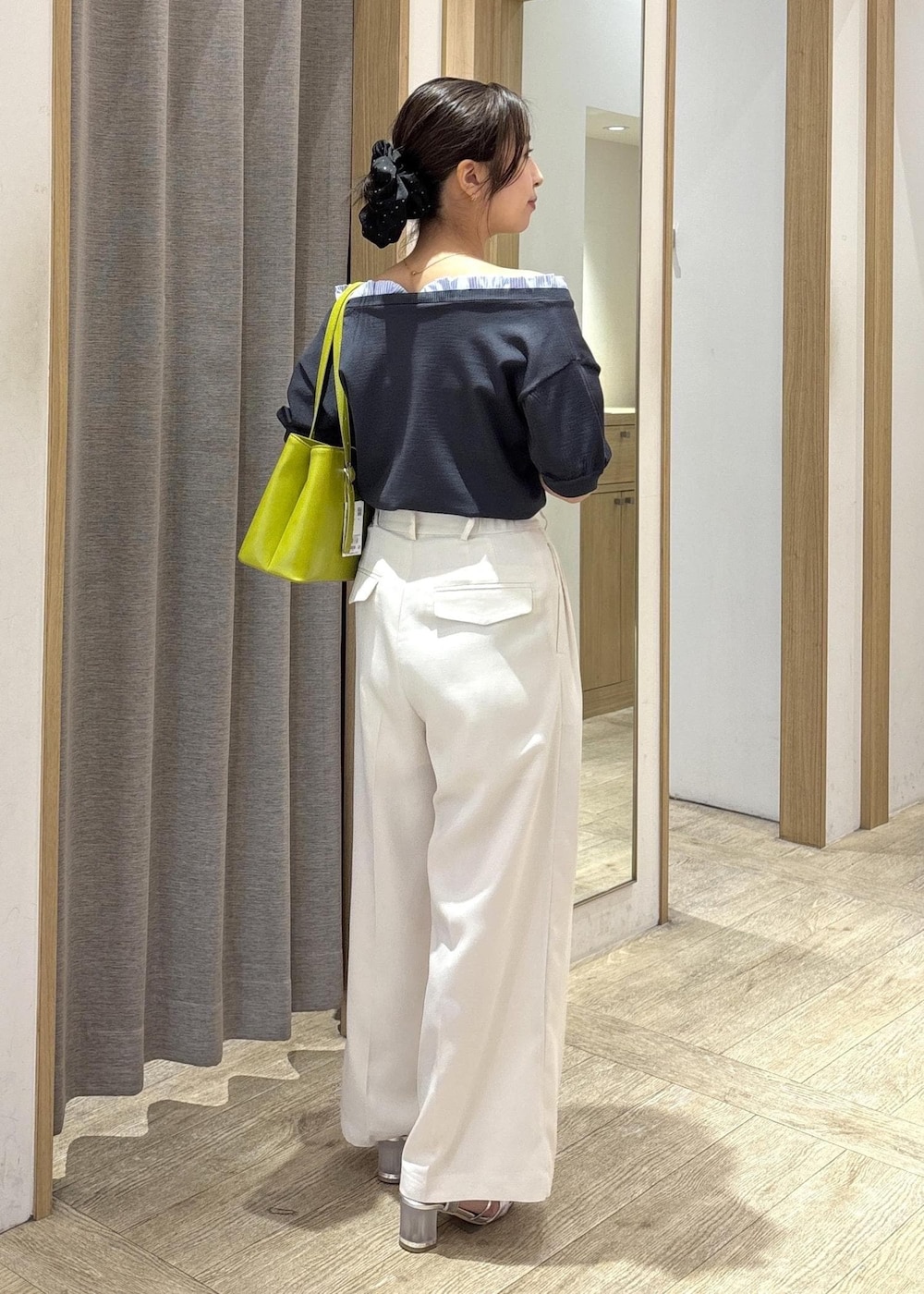 シルバー系のサンダル、グレー系のニット/セーター、ホワイト系のその他パンツを着用したレディースの春コーディネートの3枚目の写真