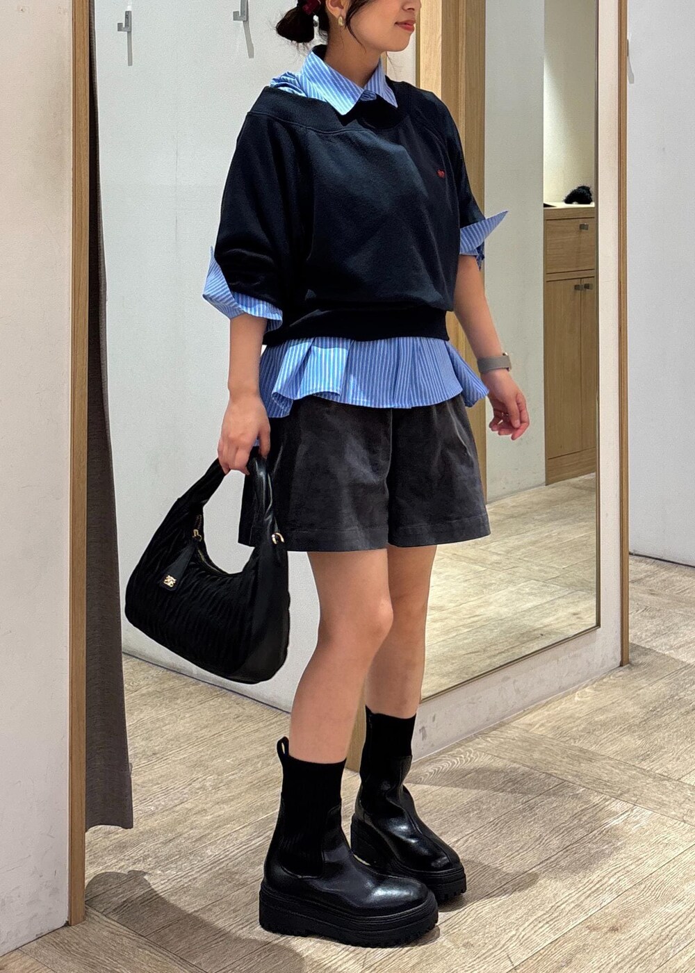 ブラック系のブーツ、ブルー系のシャツ/ブラウス、ブルー系のスウェットを着用したレディースの秋コーディネートの2枚目の写真