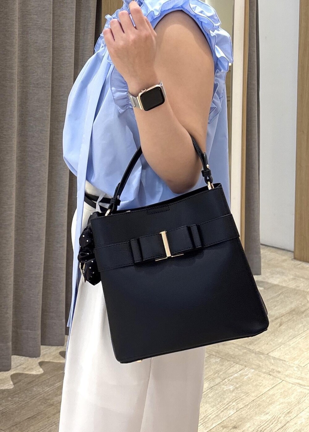 ブラック系のパンプス、ホワイト系のその他パンツ、ブラック系のショルダーバッグを着用したレディースの春コーディネートの9枚目の写真