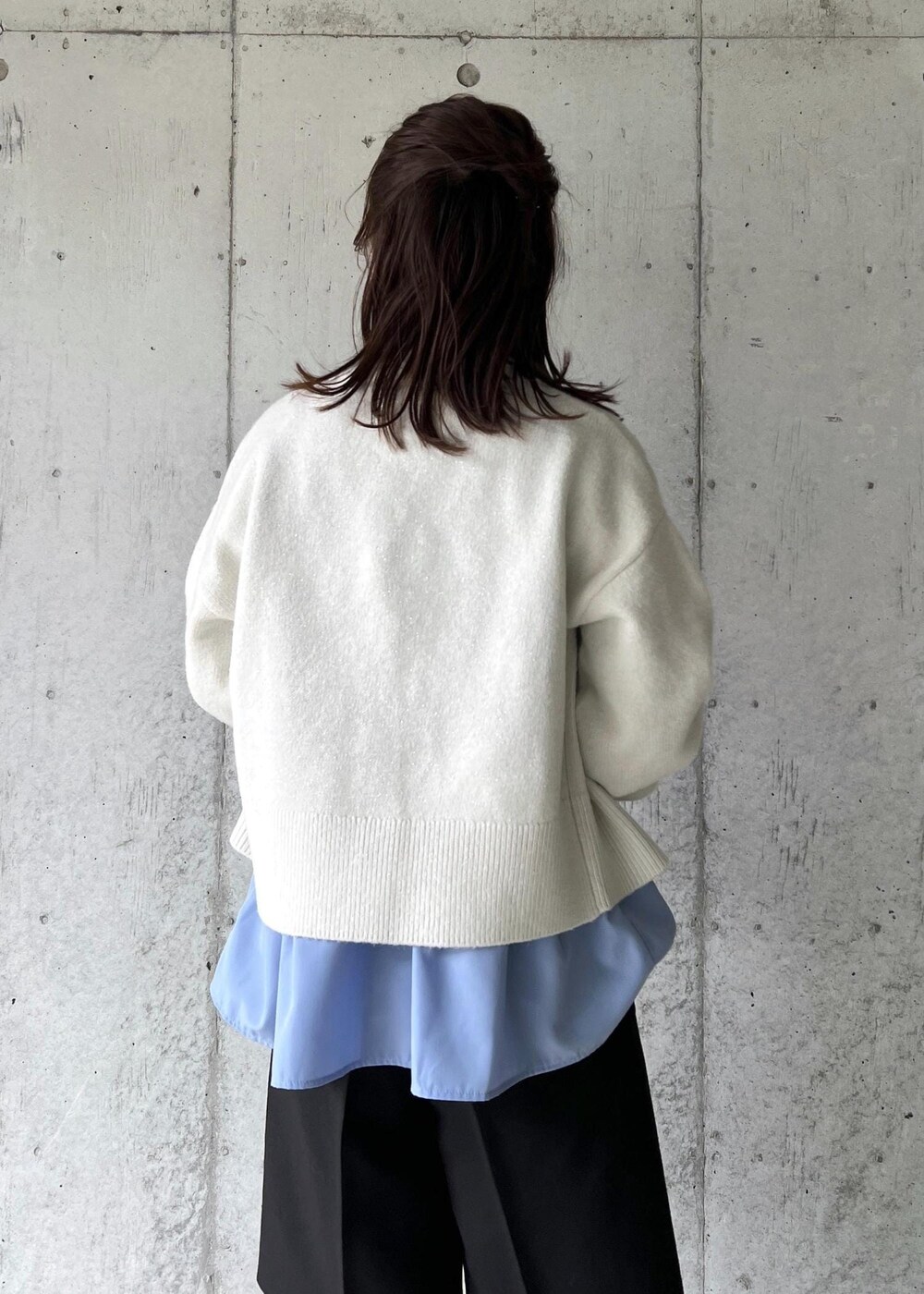 ブラック系のブーツ、ブルー系のシャツ/ブラウス、ホワイト系のカーディガン/ボレロを着用したレディースの冬コーディネートの9枚目の写真