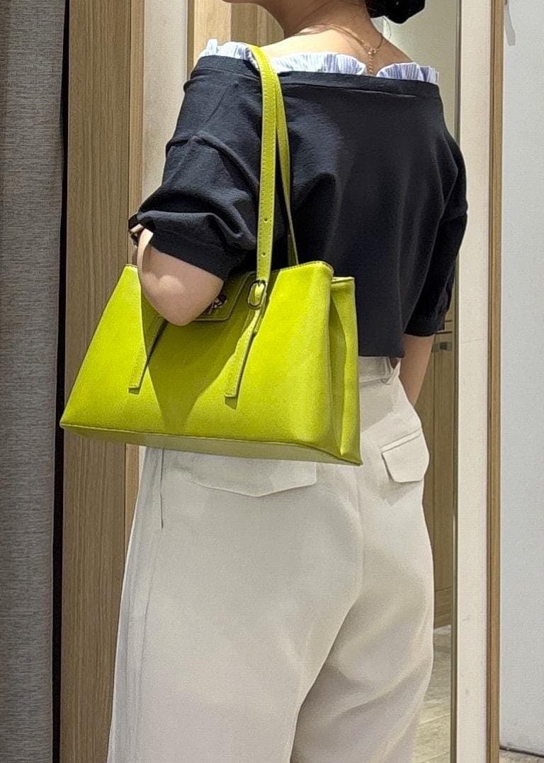シルバー系のサンダル、グレー系のニット/セーター、ホワイト系のその他パンツを着用したレディースの春コーディネートの8枚目の写真