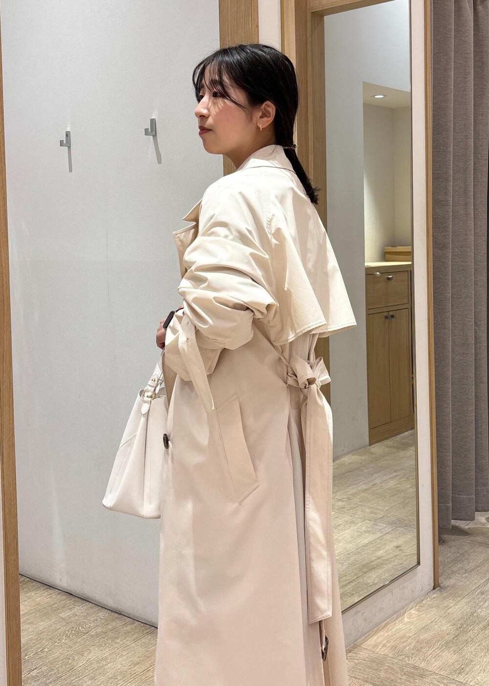 「ミニスカート、25SS春の新作、初春コーデ、春コーデ、デートコーデ、お出かけコーデ、旅行コーデ、推し活コーデ、女子会コーデ、大人カジュアル、スカートスタイル、フェミニンコーデ、VIS、ウェーブ、ブルべ夏」｜「VISの【累計10,000点突破】【2WAY】ハートカットバッグ（ショルダーバッグ、ホワイト系）」を使った、スズさん（レディース・152cm）の春コーディネートの6枚目の写真