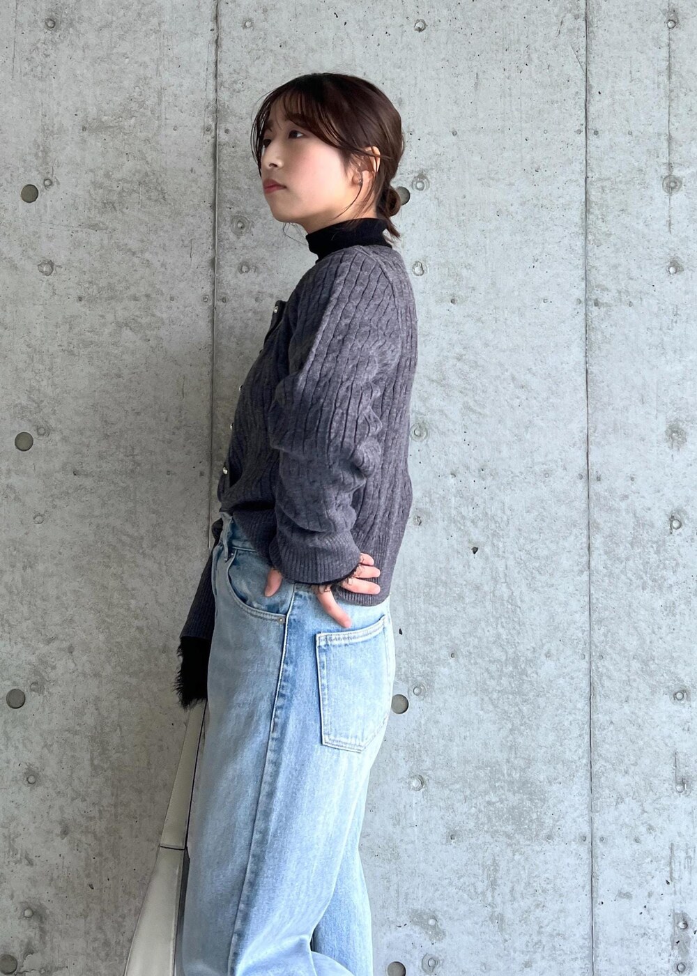 レッド系のパンプス、グレー系のカーディガン/ボレロ、ブラック系のニット/セーターを着用したレディースの冬コーディネートの8枚目の写真