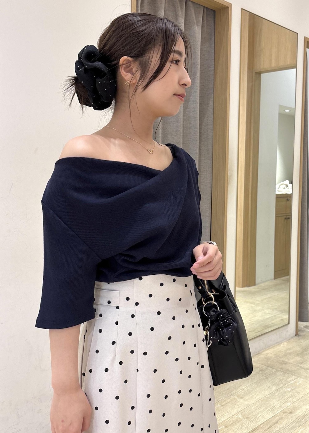 シルバー系のサンダル、ブルー系のTシャツ/カットソー、ブラック系のショルダーバッグを着用したレディースの夏コーディネートの6枚目の写真