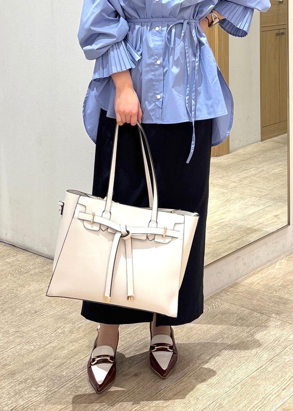 ブルー系のスカート、ブルー系のシャツ/ブラウス、ホワイト系のトートバッグを着用したレディースの春コーディネートの9枚目の写真