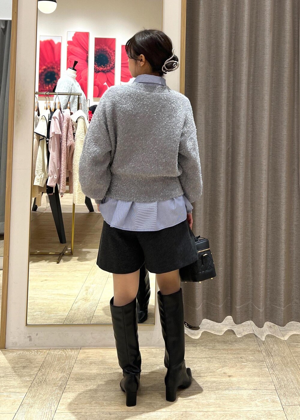 グレー系のその他パンツ、ブラック系のブーツ、ブルー系のシャツ/ブラウスを着用したレディースの冬コーディネートの4枚目の写真