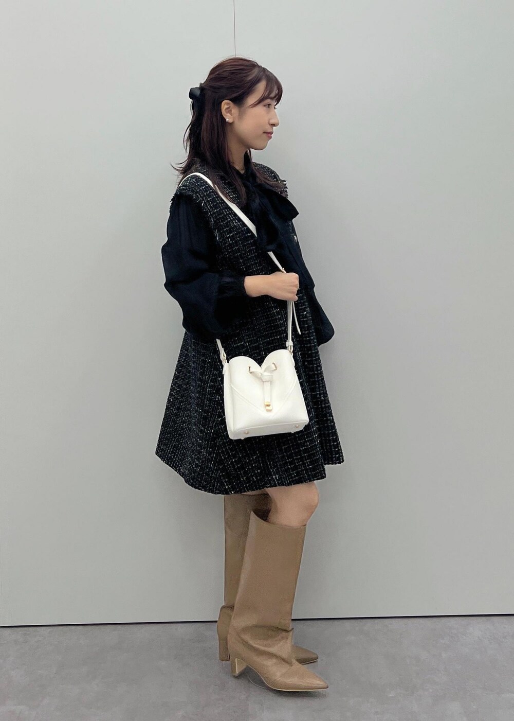 「ロングブーツ、24AW秋の新作、初秋コーデ、秋コーデ、デートコーデ、お出かけコーデ、旅行コーデ、推し活コーデ、女子会コーデ、韓国ファッション、スカートスタイル、体型カバー、フェミニンコーデ、きれいめコーデ、VIS」｜「VISのハートカットバッグ(スモール)（ショルダーバッグ、ホワイト系）」を使った、スズさん（レディース・152cm）の秋コーディネートの5枚目の写真