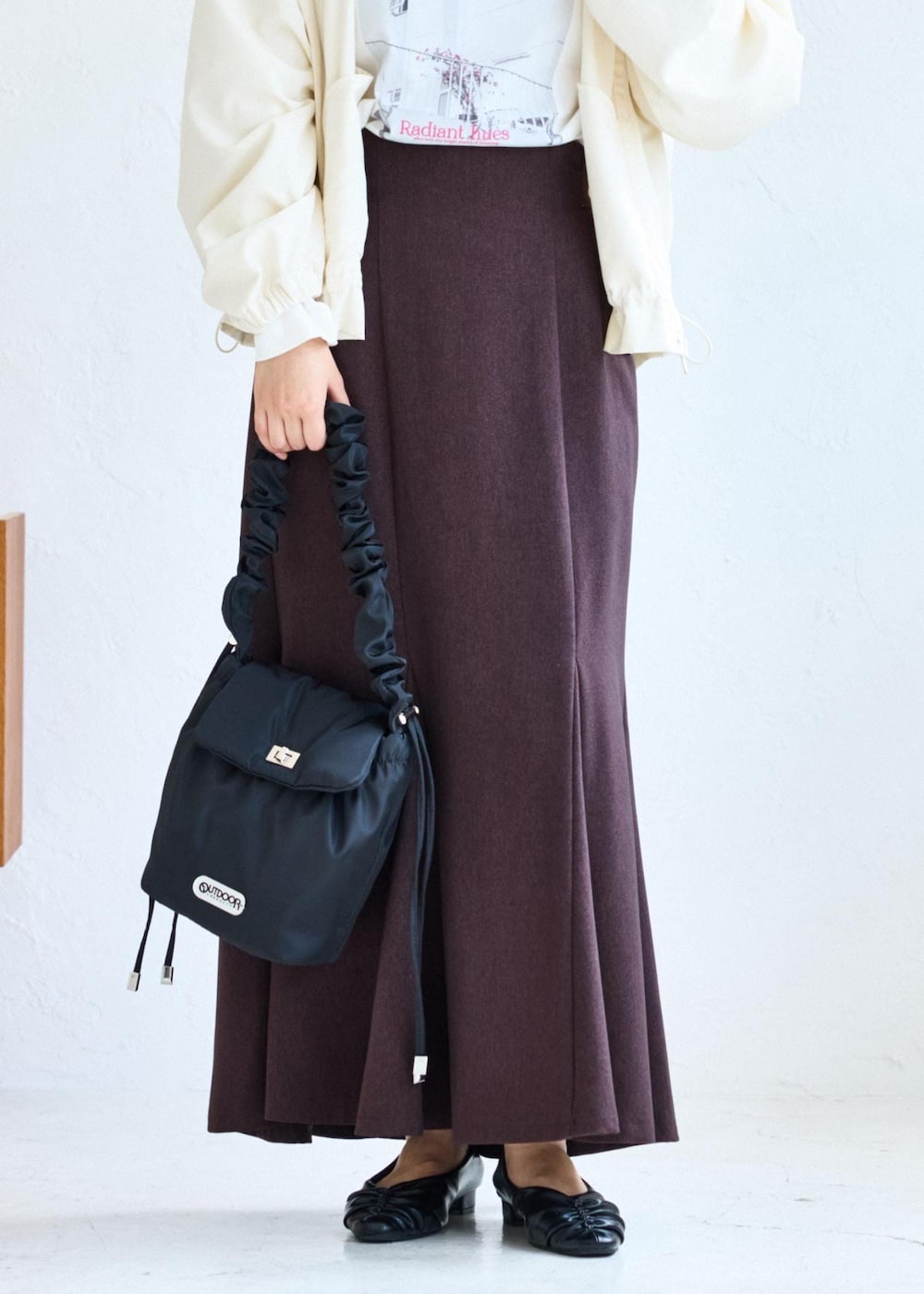 ホワイト系のショルダーバッグ、ブラウン系のスカート、ホワイト系のTシャツ/カットソーを着用したレディースの夏コーディネートの9枚目の写真