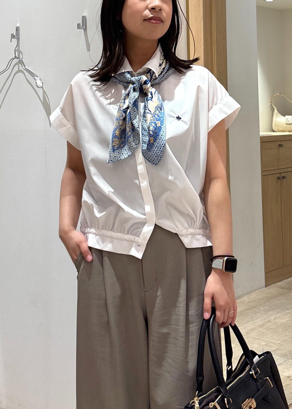 「ワイドパンツ、25SS夏の新作、初夏コーデ、夏コーデ、デートコーデ、お出かけコーデ、旅行コーデ、韓国ファッション、大人カジュアル、パンツスタイル、カジュアルコーデ、VIS、ウェーブ、ブルべ夏、乾燥」｜「VISの【2WAY】フロント金具3層トートバッグ（ショルダーバッグ、ブラック系）」を使った、スズさん（レディース・152cm）の春コーディネートの6枚目の写真