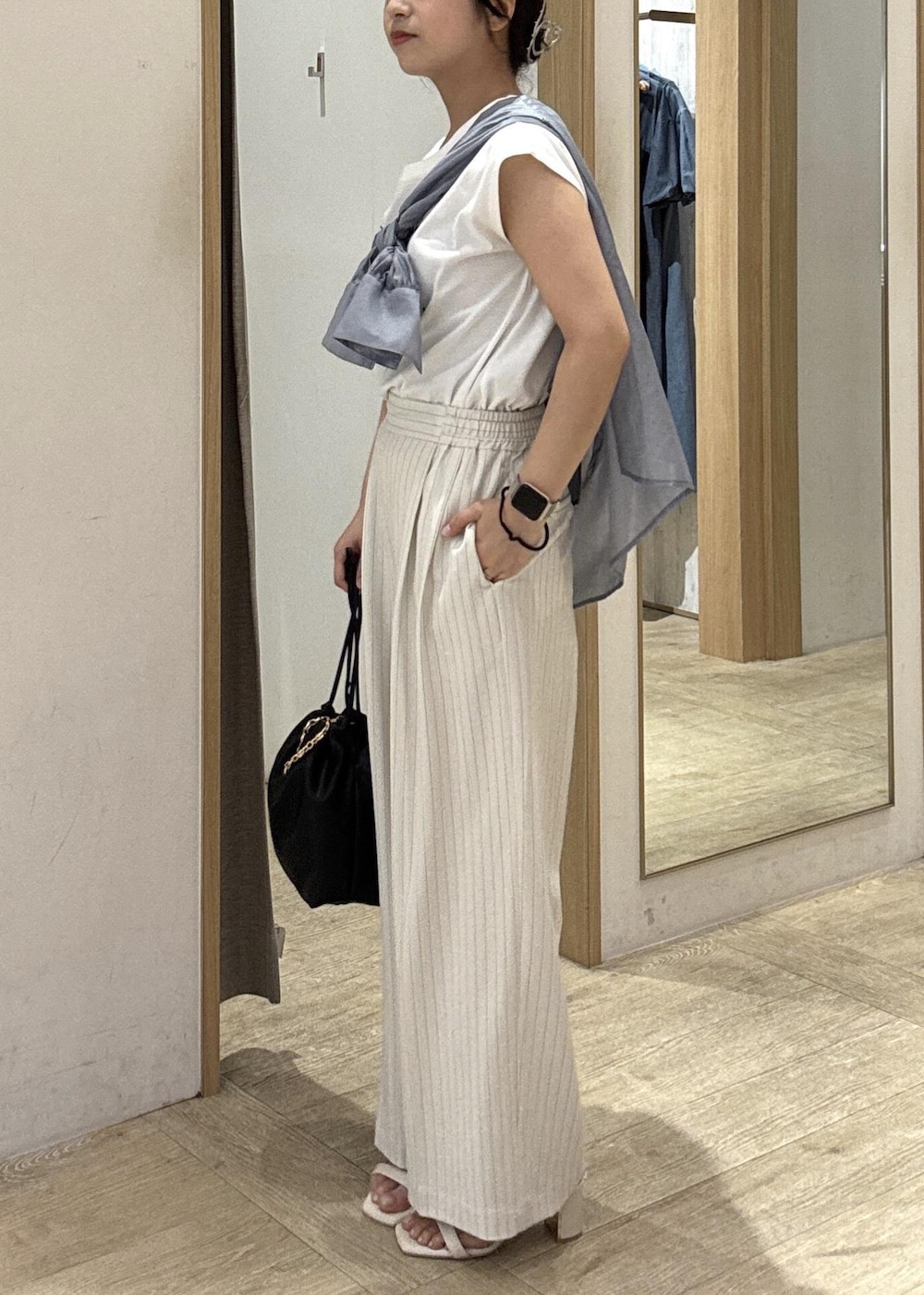 「25SS夏の新作、visbag2025、初夏コーデ、夏コーデ、お出かけコーデ、旅行コーデ、大人カジュアル、パンツスタイル、カジュアルコーデ、VIS、ウェーブ、ブルべ夏、乾燥、低身長、トップス」｜「Juzeのメタルヒールサンダル（サンダル、ホワイト系）」を使った、スズさん（レディース・152cm）の夏コーディネートの2枚目の写真
