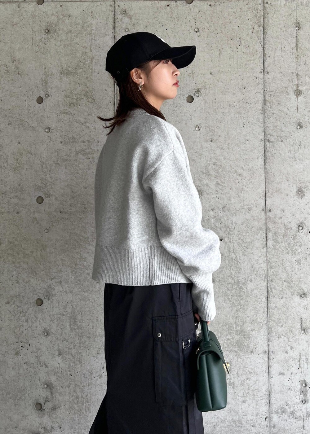 「タイトスカート、カーゴスカート、24AW秋の新作、ウエストマーク、WM羽織_pickup、Wshoes&bag_pickup、W雑貨_pickup、初秋コーデ、秋コーデ、お出かけコーデ、旅行コーデ、女子会コーデ、ストリート、大人カジュアル、スカートスタイル」｜「VISのロゴマーク刺繍キャップ（キャップ、ブラック系）」を使った、スズさん（レディース・152cm）の秋コーディネートの10枚目の写真