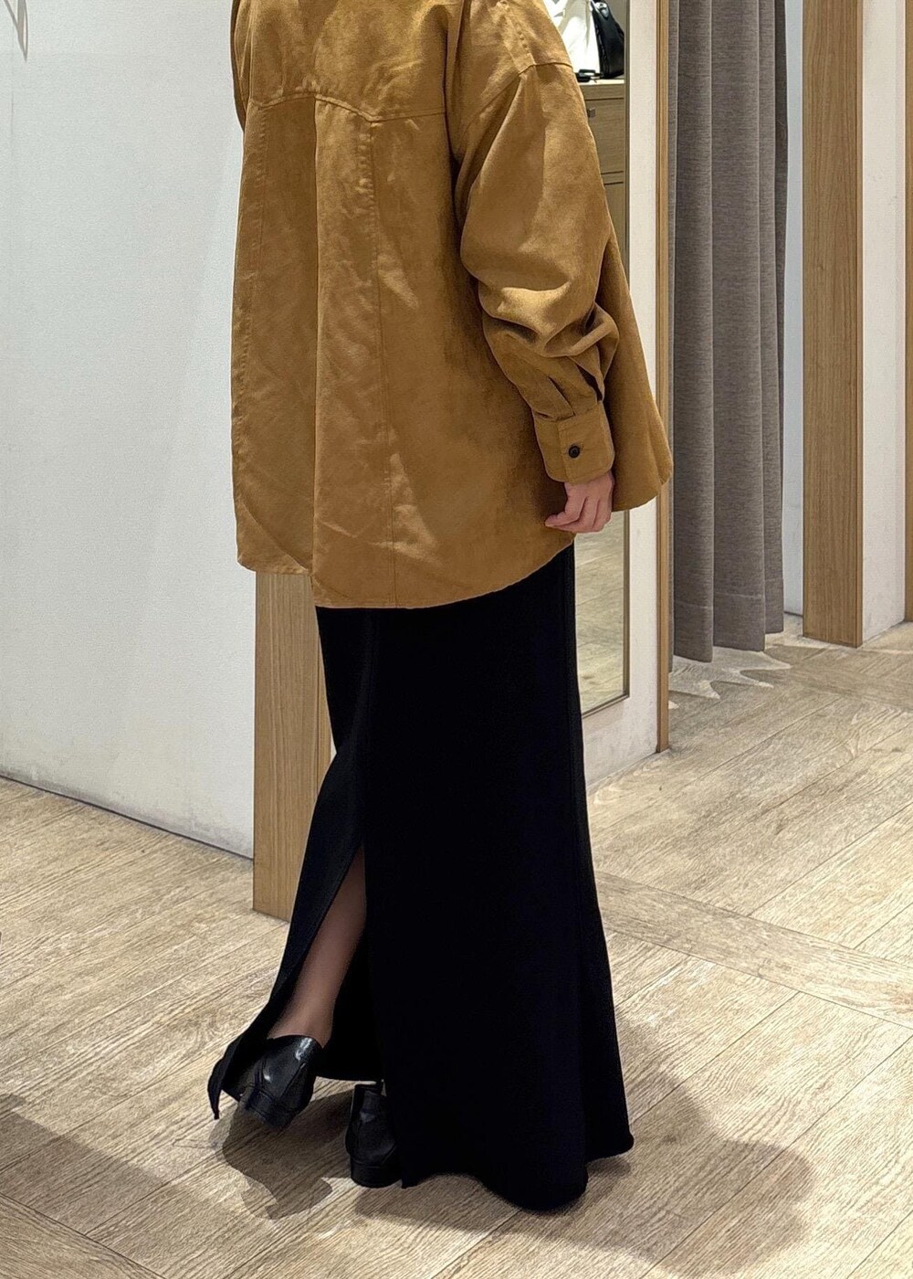 ブラック系のパンプス、ブラック系のスカート、イエロー系のシャツ/ブラウスを着用したレディースの秋コーディネートの9枚目の写真