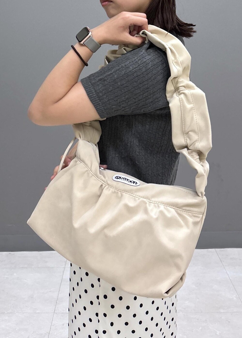 グレー系のカーディガン/ボレロ、シルバー系のパンプス、ホワイト系のスカートを着用したレディースの夏コーディネートの6枚目の写真