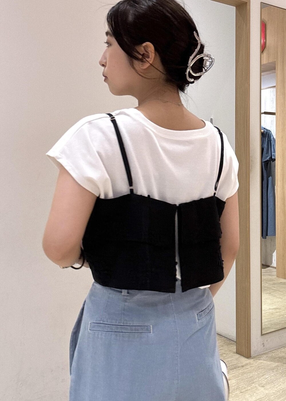 レッド系のサンダル、ブラック系のキャミソール、ホワイト系のTシャツ/カットソーを着用したレディースの夏コーディネートの7枚目の写真