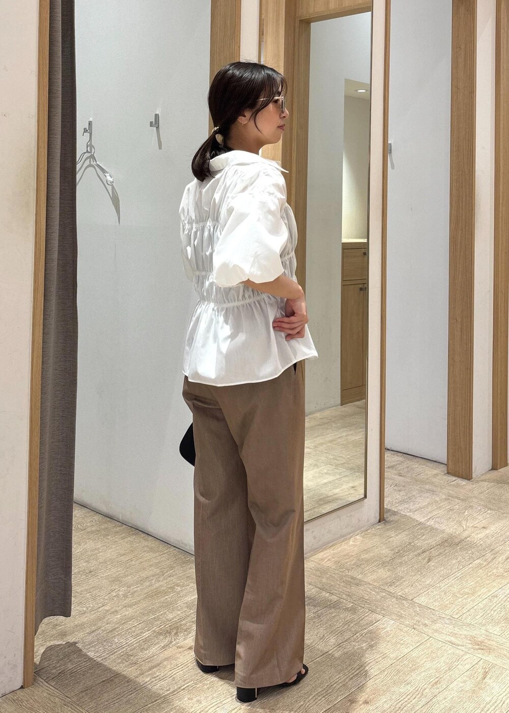 「フレアパンツ、25SS夏の新作、初夏コーデ、夏コーデ、デートコーデ、お出かけコーデ、旅行コーデ、韓国ファッション、大人カジュアル、パンツスタイル、体型カバー、カジュアルコーデ、VIS、ウェーブ、ブルべ夏」｜「VISの【追加】ハンドルリボンワンショルダーバッグ【180℃美人見え】（ハンドバッグ、ブラック系）」を使った、スズさん（レディース・152cm）の春コーディネートの4枚目の写真