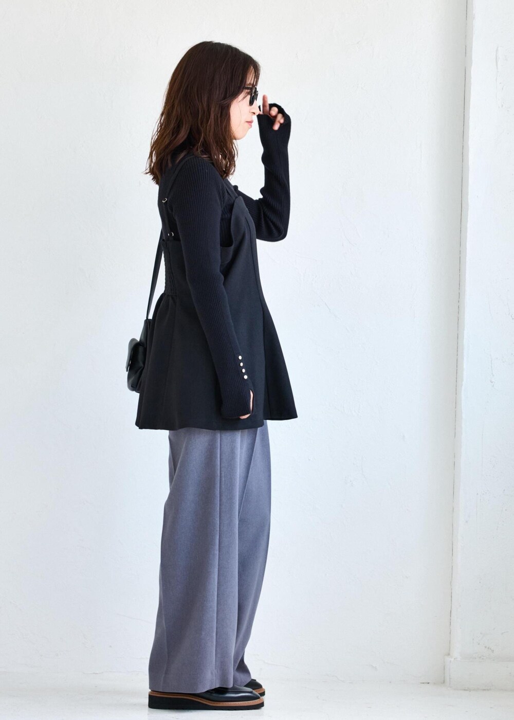 ブラック系のローファー、ブラック系のキャミソール、グレー系のスラックスを着用したレディースの夏コーディネートの4枚目の写真