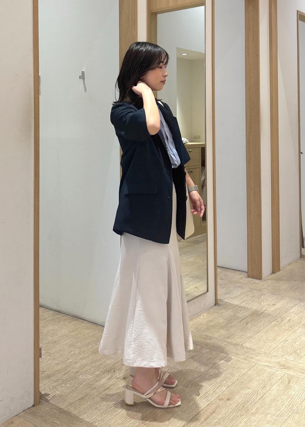 「25SS夏の新作、初夏コーデ、夏コーデ、お仕事コーデ、スカートスタイル、体型カバー、フェミニンコーデ、シンプルコーデ、VIS、ウェーブ、ブルべ夏、乾燥、低身長、トップス、シャツ/ブラウス」｜「VISの【A4収納】ホーボーバッグ（トートバッグ、ホワイト系）」を使った、スズさん（レディース・152cm）の春コーディネートの3枚目の写真