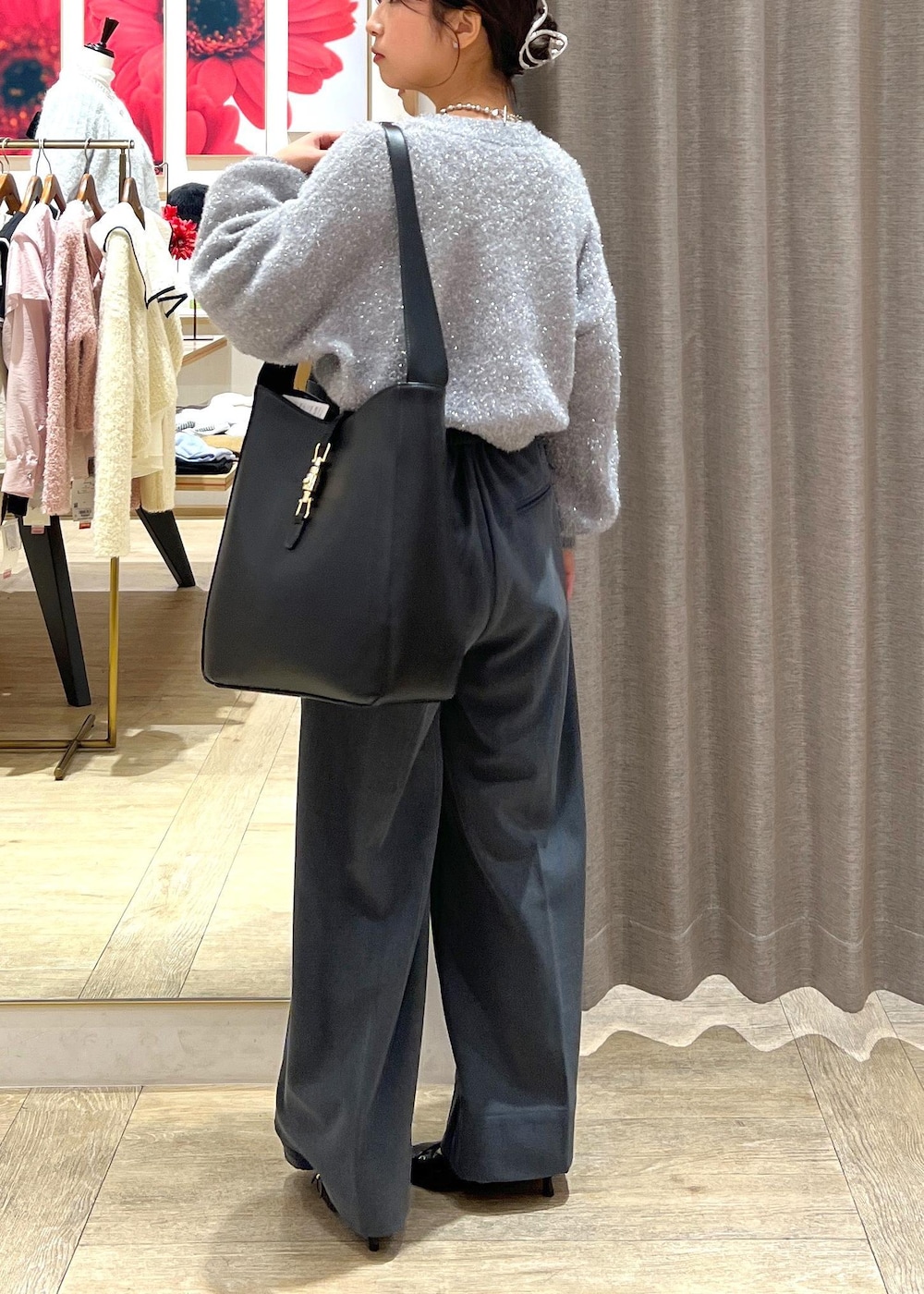 ブラック系のパンプス、グレー系のニット/セーター、グレー系のその他パンツを着用したレディースの冬コーディネートの5枚目の写真