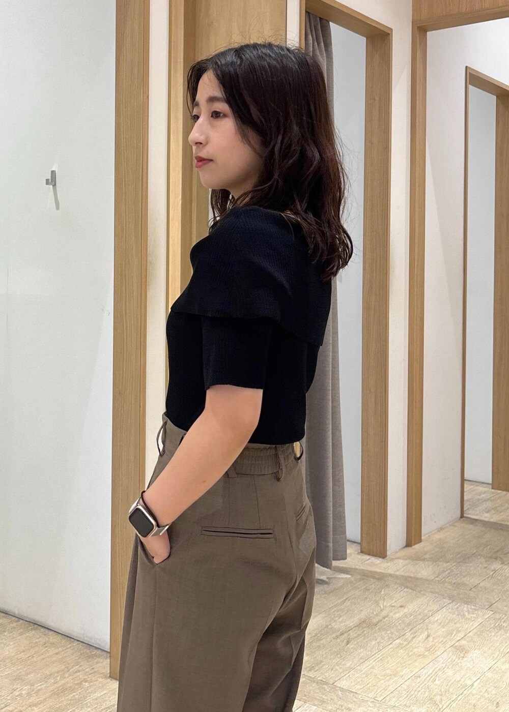 ホワイト系のショルダーバッグ、グリーン系のスラックス、ブラック系のニット/セーターを着用したレディースの夏コーディネートの8枚目の写真