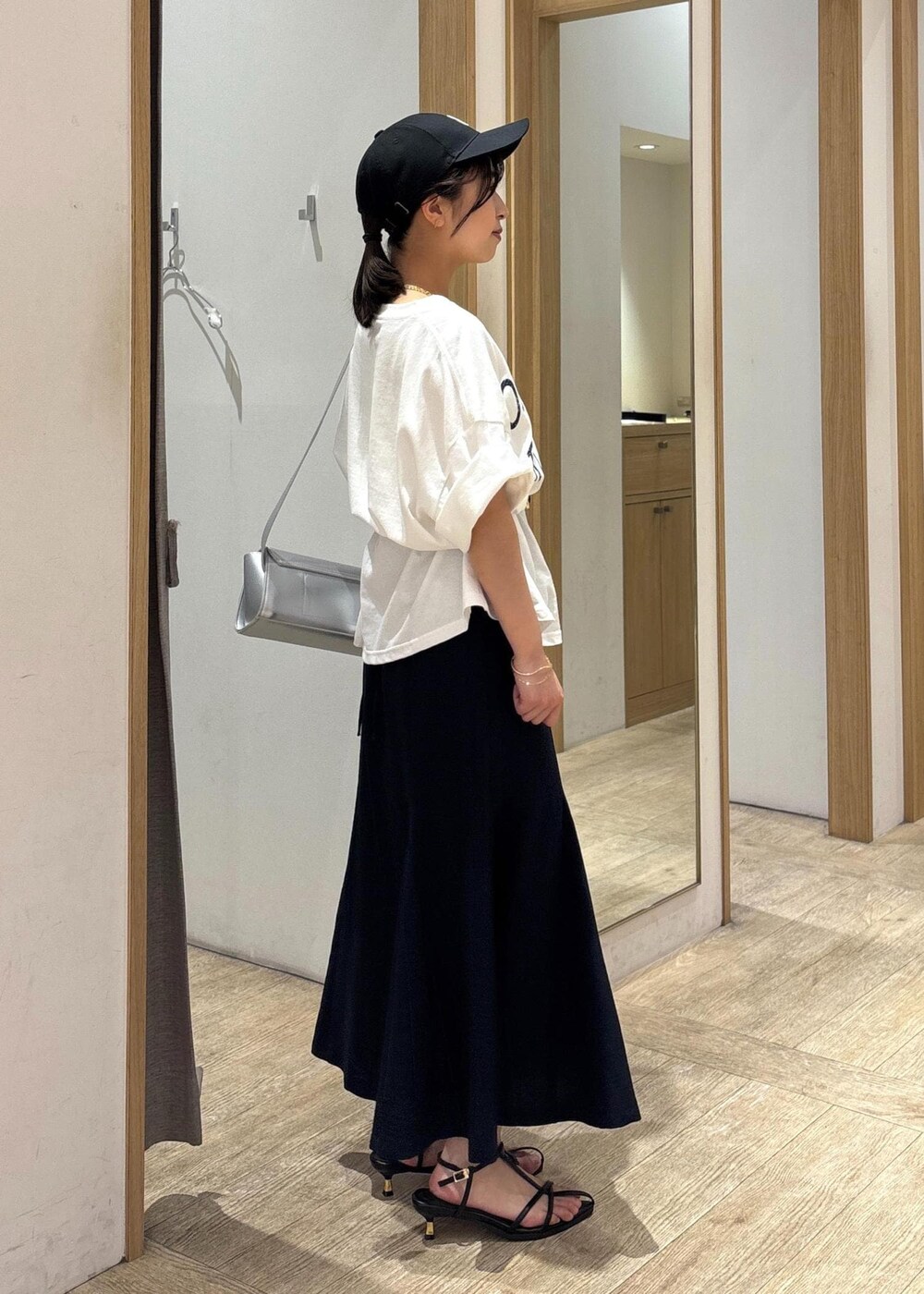 「25SS夏の新作、夏コーデ、お出かけコーデ、旅行コーデ、フェスコーデ、大人カジュアル、スカートスタイル、体型カバー、カジュアルコーデ、VIS、ウェーブ、ブルべ夏、乾燥、低身長、トップス」｜「VISのロゴマーク刺繍キャップ（キャップ、ブラック系）」を使った、スズさん（レディース・152cm）の春コーディネートの5枚目の写真