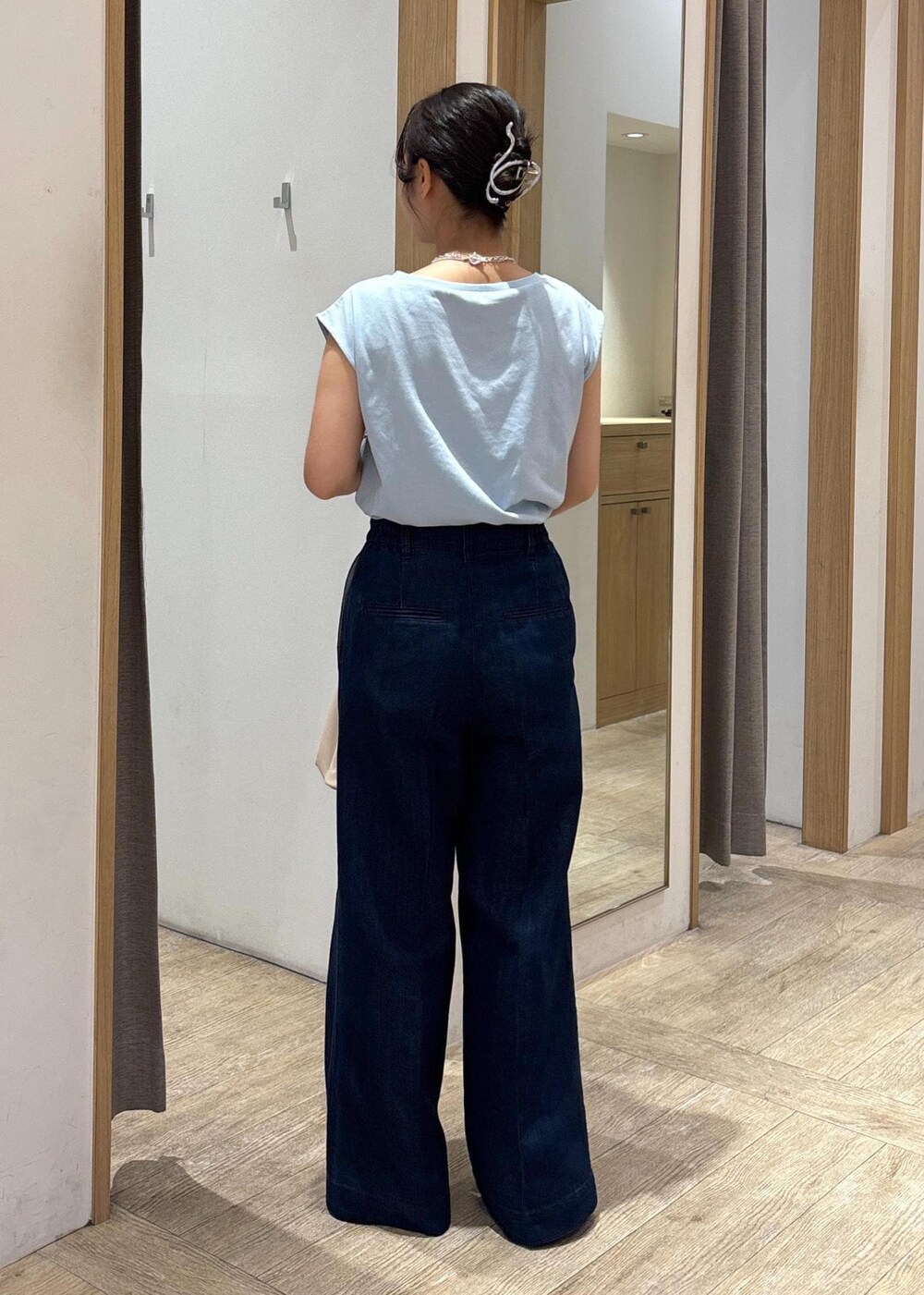 ベージュ系のショルダーバッグ、ブラック系のサンダル、ブルー系のTシャツ/カットソーを着用したレディースの夏コーディネートの4枚目の写真