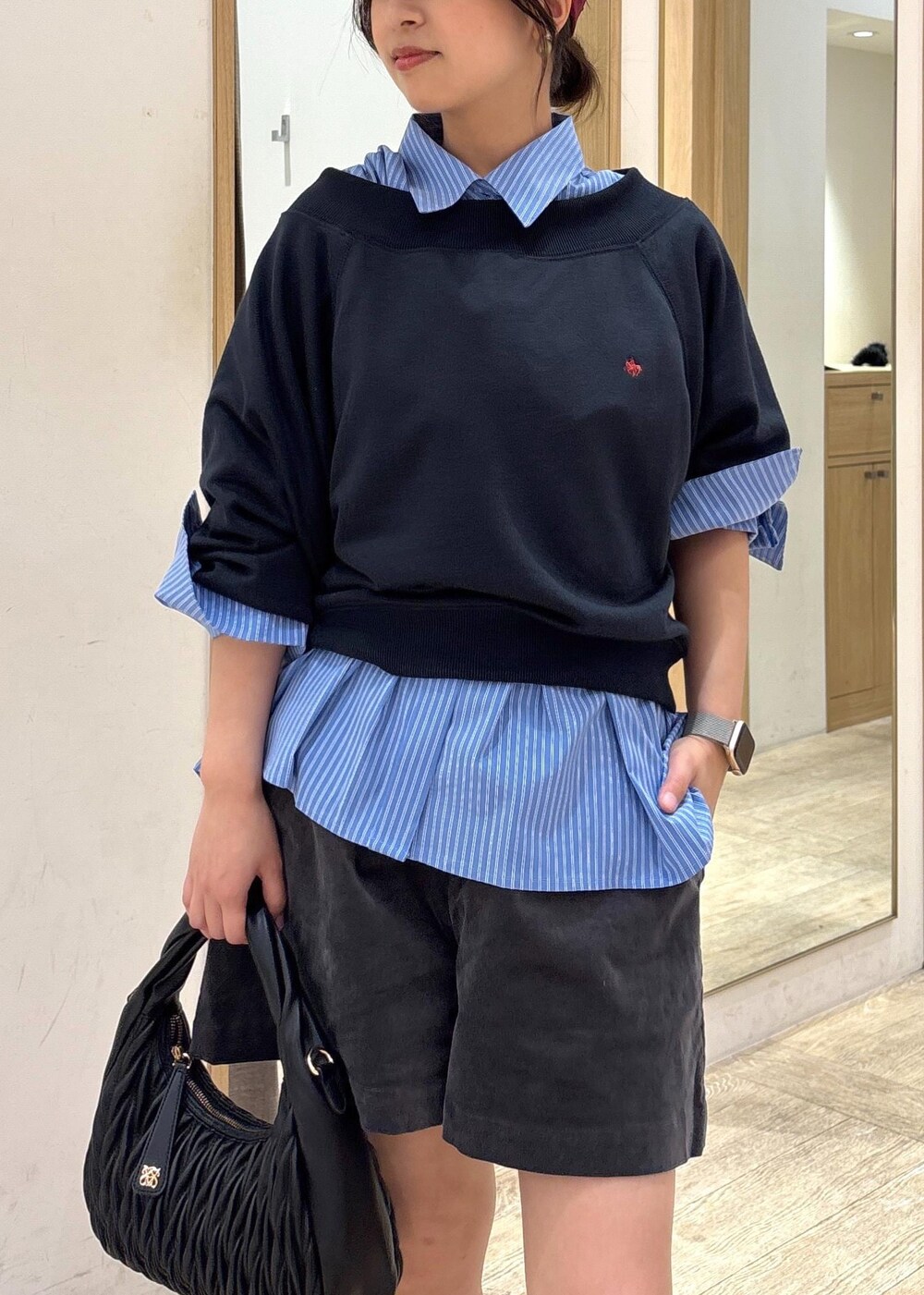 ブラック系のブーツ、ブルー系のシャツ/ブラウス、ブルー系のスウェットを着用したレディースの秋コーディネートの5枚目の写真